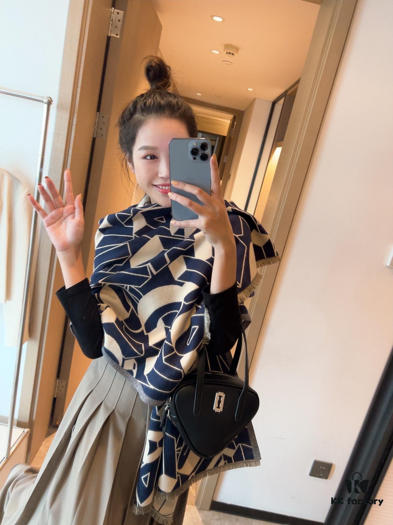 Chanel Rare Knit Cashmere Scarf in Soft, Elegant Colorway – A Timeless, Luxurious Statement Piece