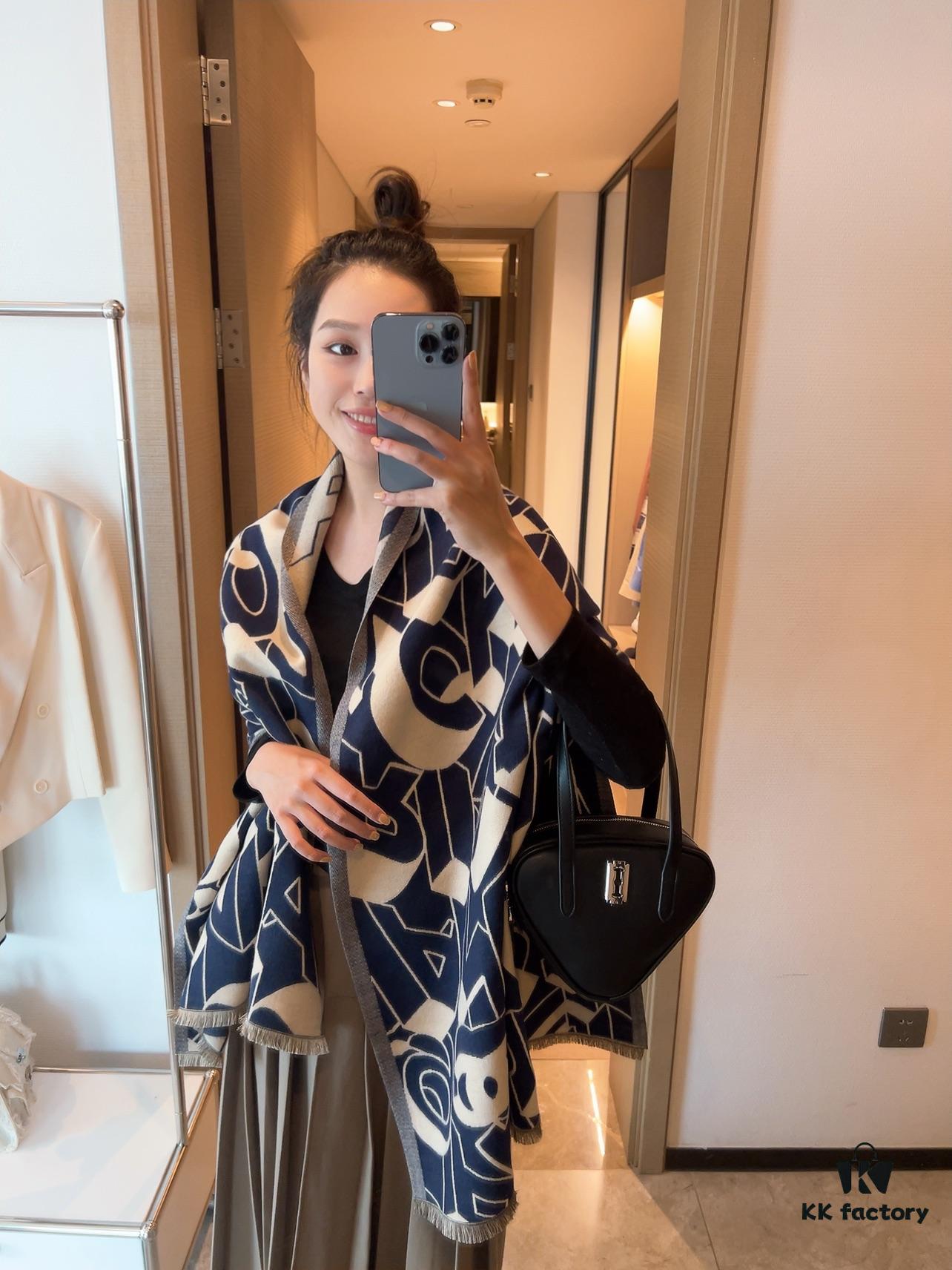 Chanel Rare Knit Cashmere Scarf in Soft, Elegant Colorway – A Timeless, Luxurious Statement Piece