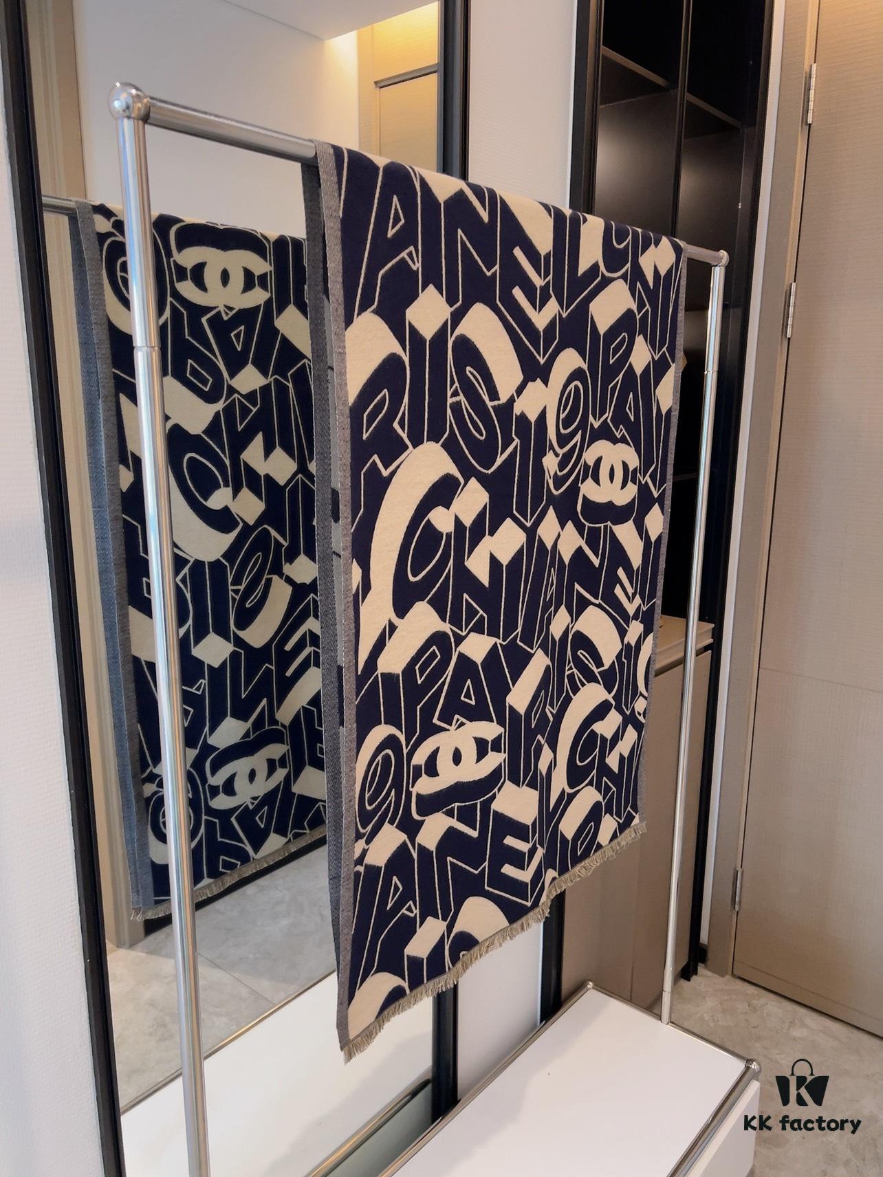 Chanel Rare Knit Cashmere Scarf in Soft, Elegant Colorway – A Timeless, Luxurious Statement Piece