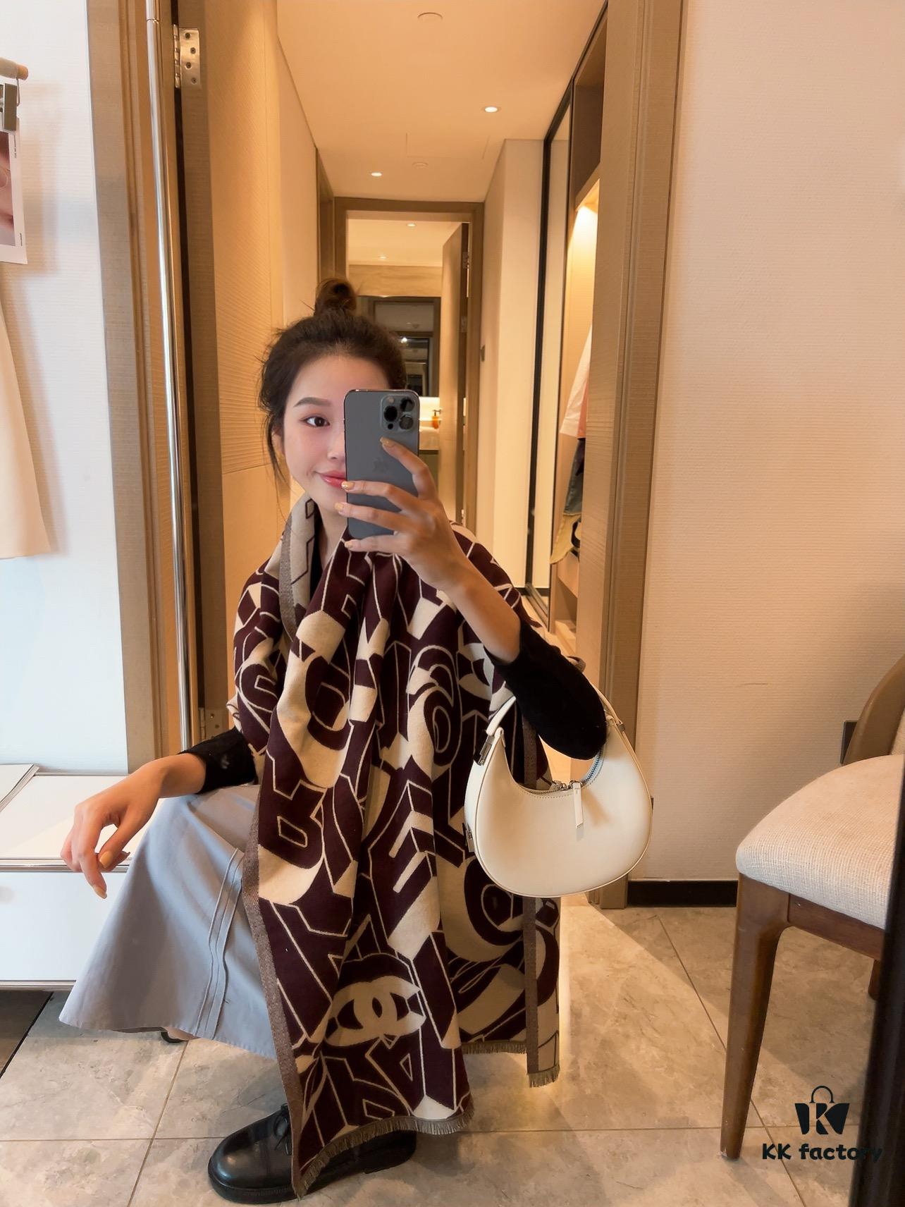 Chanel Rare Knit Cashmere Scarf in Soft, Elegant Colorway – A Timeless, Luxurious Statement Piece