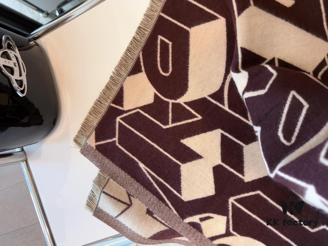 Chanel Rare Knit Cashmere Scarf in Soft, Elegant Colorway – A Timeless, Luxurious Statement Piece