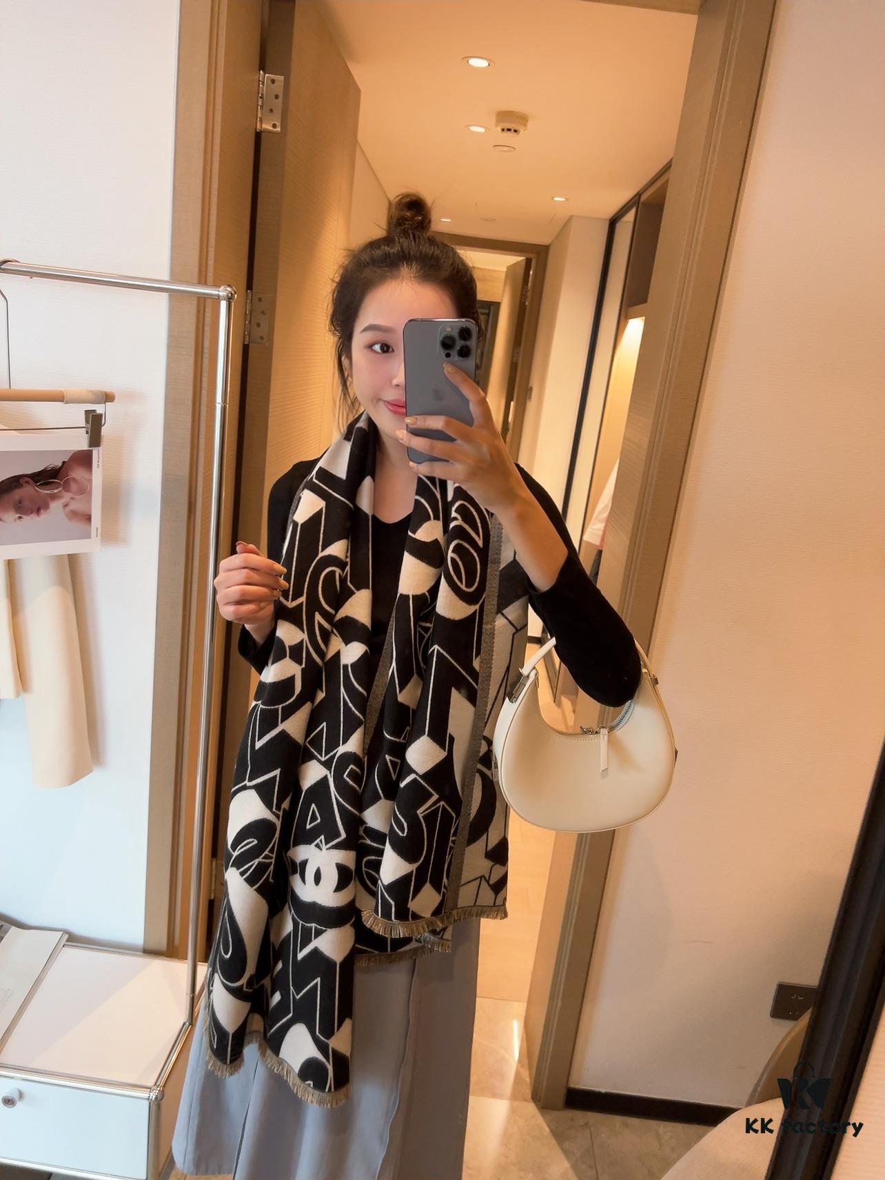 Chanel Rare Knit Cashmere Scarf in Soft, Elegant Colorway – A Timeless, Luxurious Statement Piece