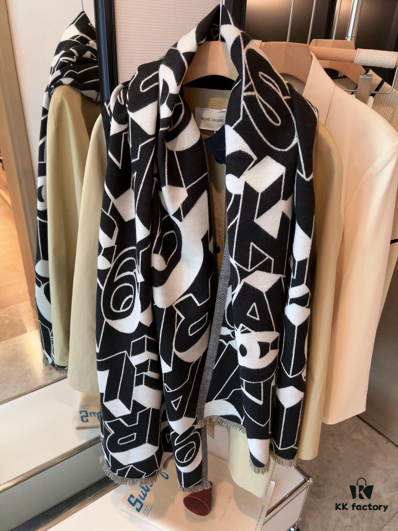Chanel Rare Knit Cashmere Scarf in Soft, Elegant Colorway – A Timeless, Luxurious Statement Piece