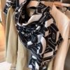 Chanel Rare Knit Cashmere Scarf in Soft, Elegant Colorway – A Timeless, Luxurious Statement Piece