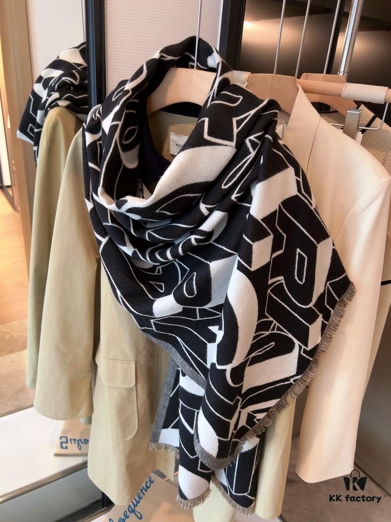 Chanel Rare Knit Cashmere Scarf in Soft, Elegant Colorway – A Timeless, Luxurious Statement Piece