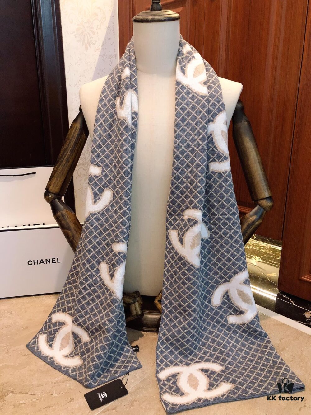 CHANEL Recommended Scarf – Exquisitely Soft and Luxurious Pure Color Design