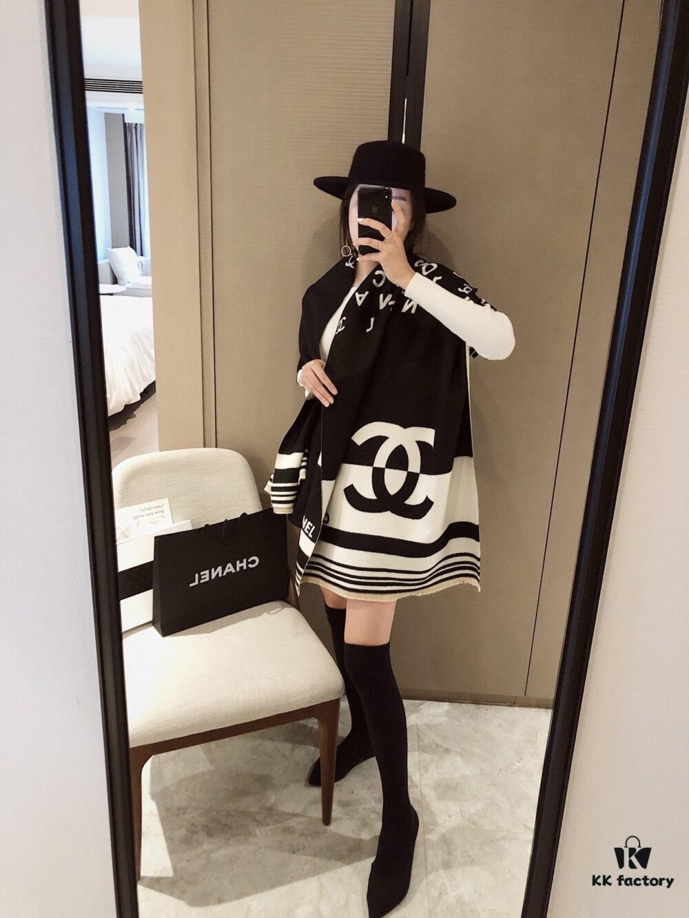 European Edition Exclusive 🌹🌹🌹 New Style Coco Chanel Cashmere-Like Yarn Jacquard Scarf 🧣 Fashionable Luxury Brand Style, Exquisite Craftsmanship, In Stock. Excellent Fit and Drape. High Cost-Performance for Gifting or Personal Use. Size: Approx 180×65 cm, Weight: 320g+