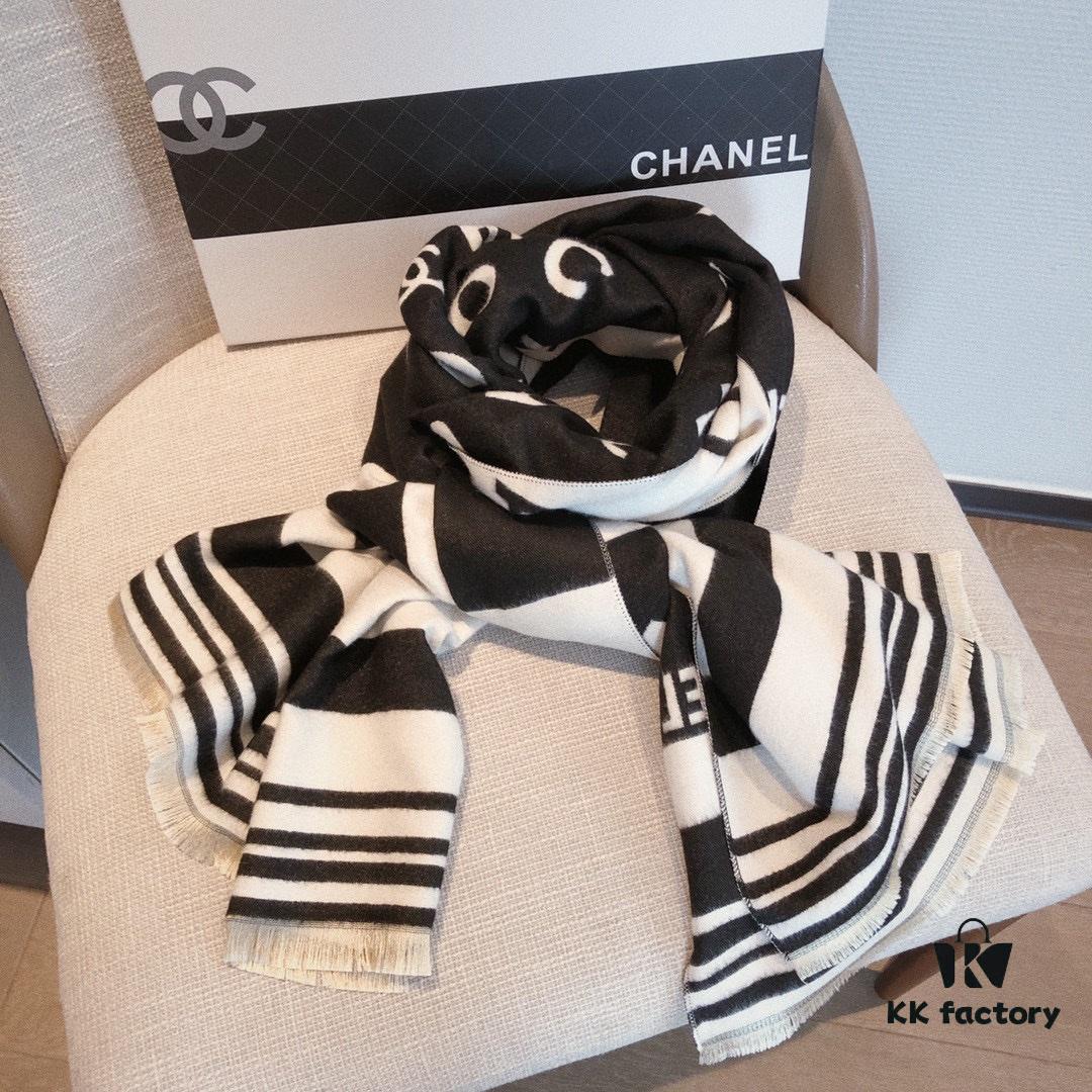 European Edition Exclusive 🌹🌹🌹 New Style Coco Chanel Cashmere-Like Yarn Jacquard Scarf 🧣 Fashionable Luxury Brand Style, Exquisite Craftsmanship, In Stock. Excellent Fit and Drape. High Cost-Performance for Gifting or Personal Use. Size: Approx 180×65 cm, Weight: 320g+