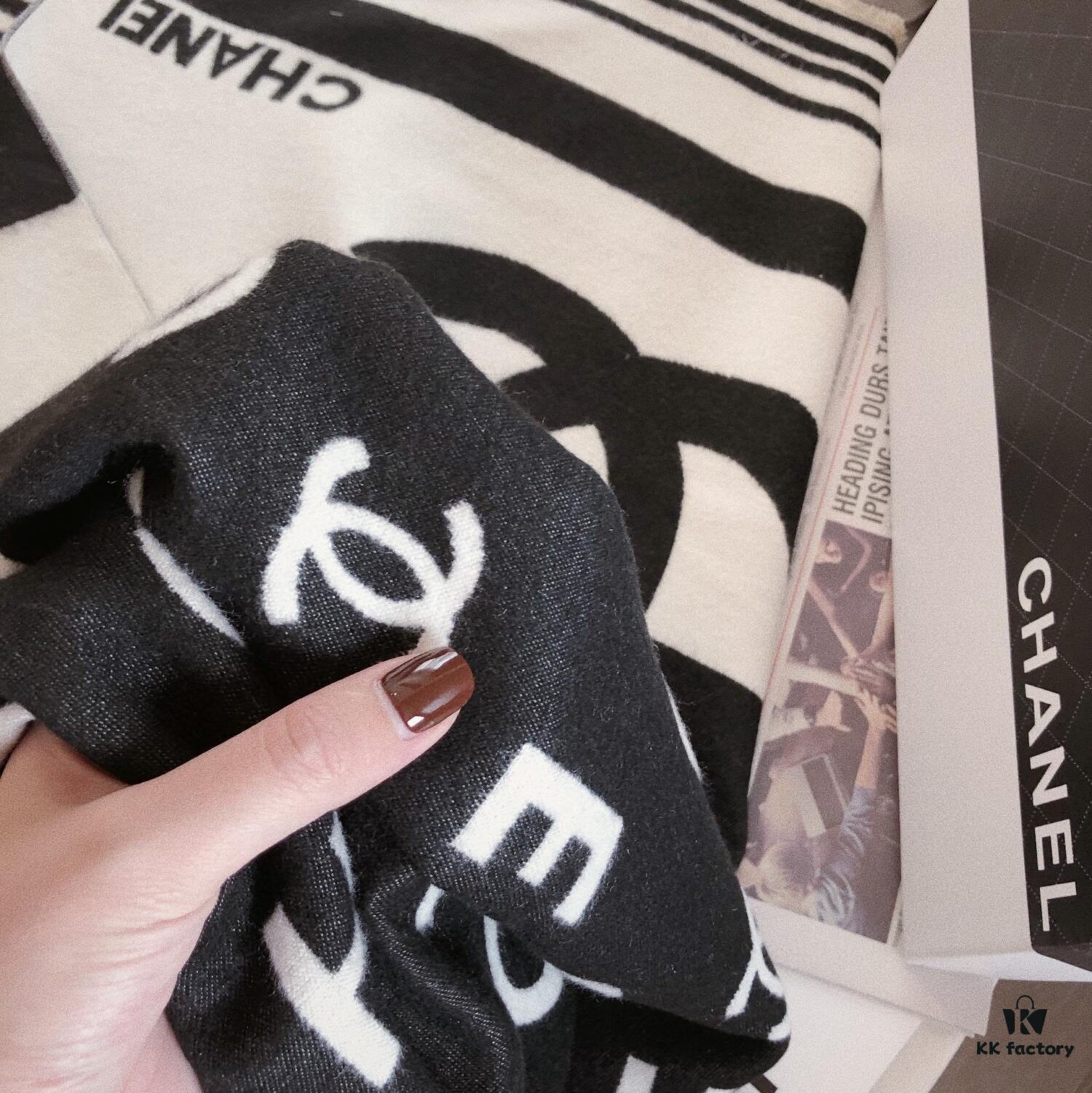 European Edition Exclusive 🌹🌹🌹 New Style Coco Chanel Cashmere-Like Yarn Jacquard Scarf 🧣 Fashionable Luxury Brand Style, Exquisite Craftsmanship, In Stock. Excellent Fit and Drape. High Cost-Performance for Gifting or Personal Use. Size: Approx 180×65 cm, Weight: 320g+