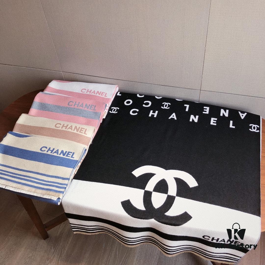 European Edition Exclusive 🌹🌹🌹 New Style Coco Chanel Cashmere-Like Yarn Jacquard Scarf 🧣 Fashionable Luxury Brand Style, Exquisite Craftsmanship, In Stock. Excellent Fit and Drape. High Cost-Performance for Gifting or Personal Use. Size: Approx 180×65 cm, Weight: 320g+