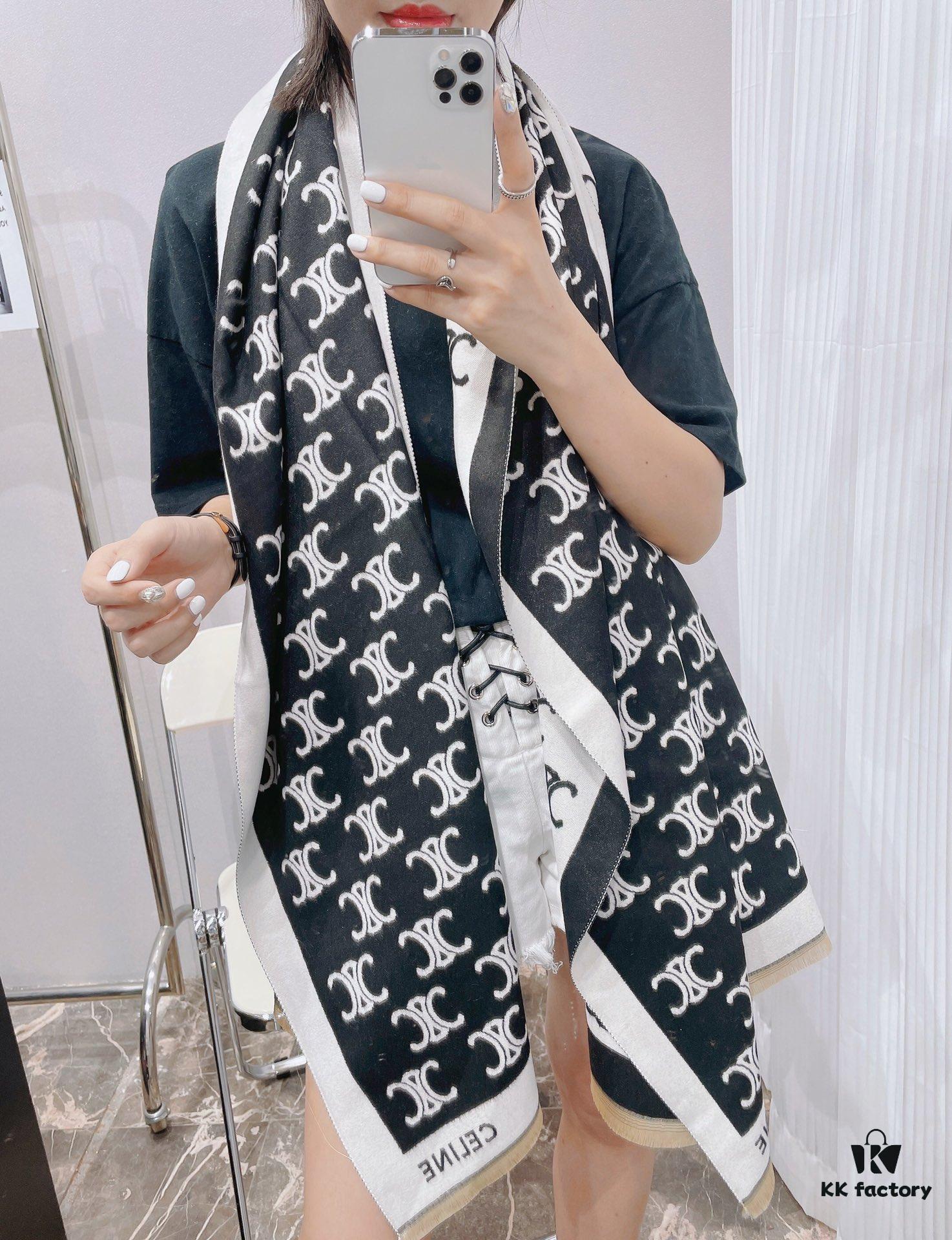 CELINE New Arrival Exquisitely Designed, Stylish and Warm-Resistant Piece