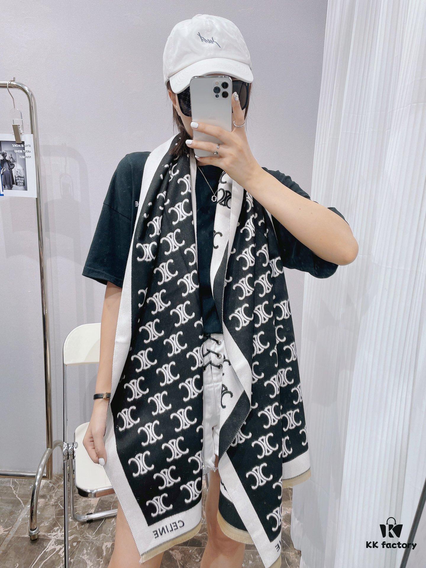 CELINE New Arrival Exquisitely Designed, Stylish and Warm-Resistant Piece