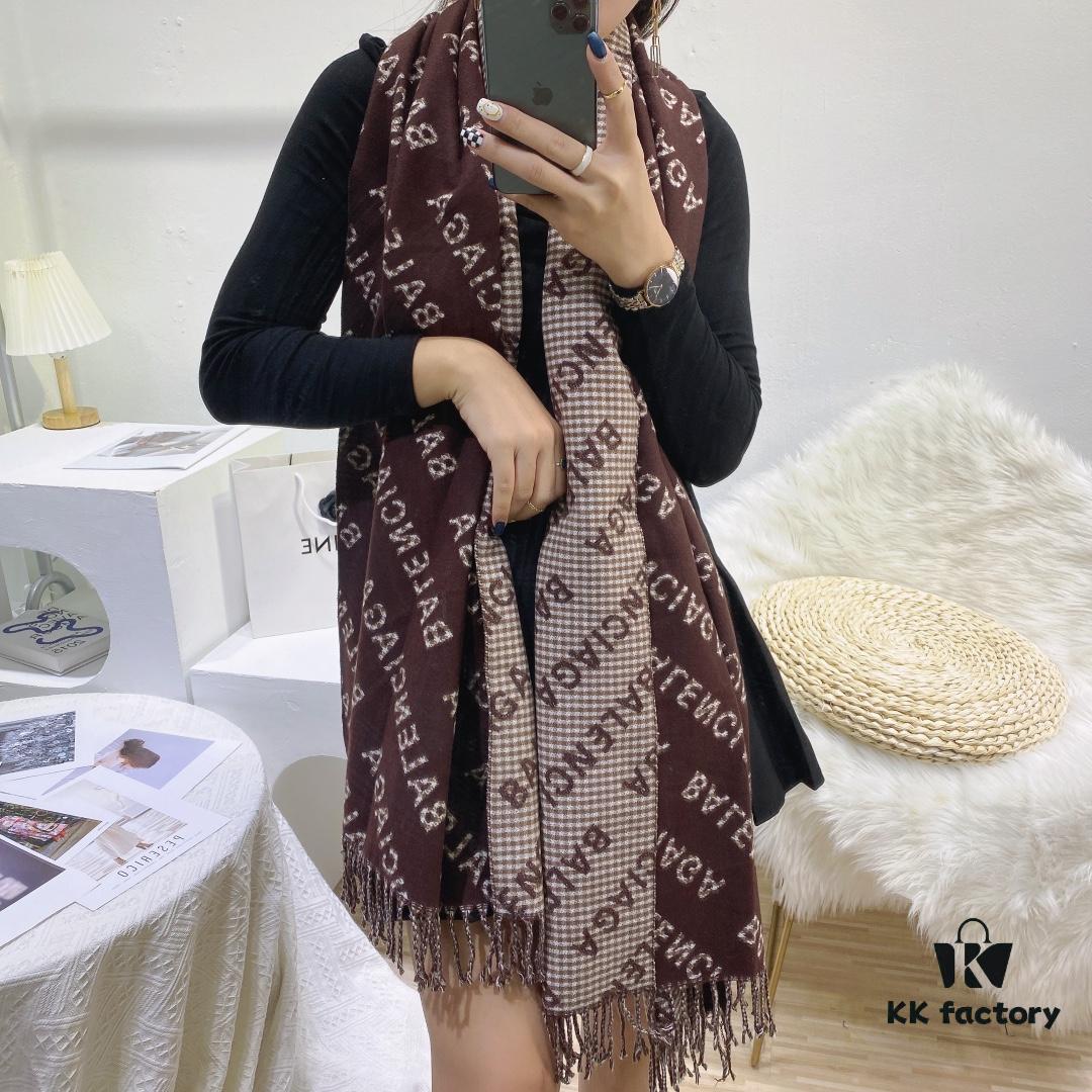 New Arrival 👏 Balenciaga Boutique New Double-Sided Cashmere Long Scarf, Stunning 💖 Premium Rabbit Fur Classic Logo Symmetrical Design, Unique Print Elements, Exquisitely Beautiful, Flattering Skin Tone, Versatile Style