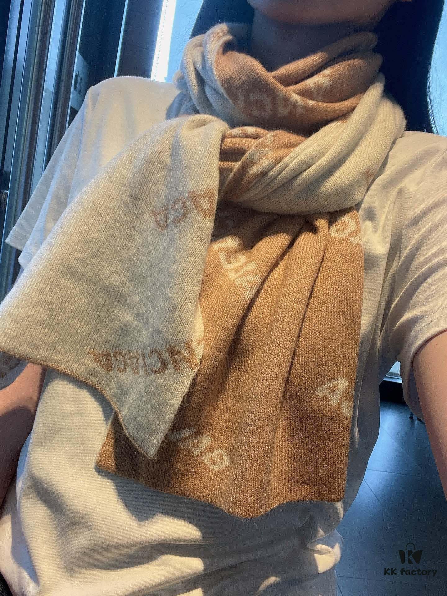 Balenciaga, synonymous with fashion and youth, perfect black and white combination, a must-have for trendsetters! 100% cashmere! Elegant logo jacquard! Soft and skin-friendly texture! New autumn/winter scarf (boutique style) 38x200 cm