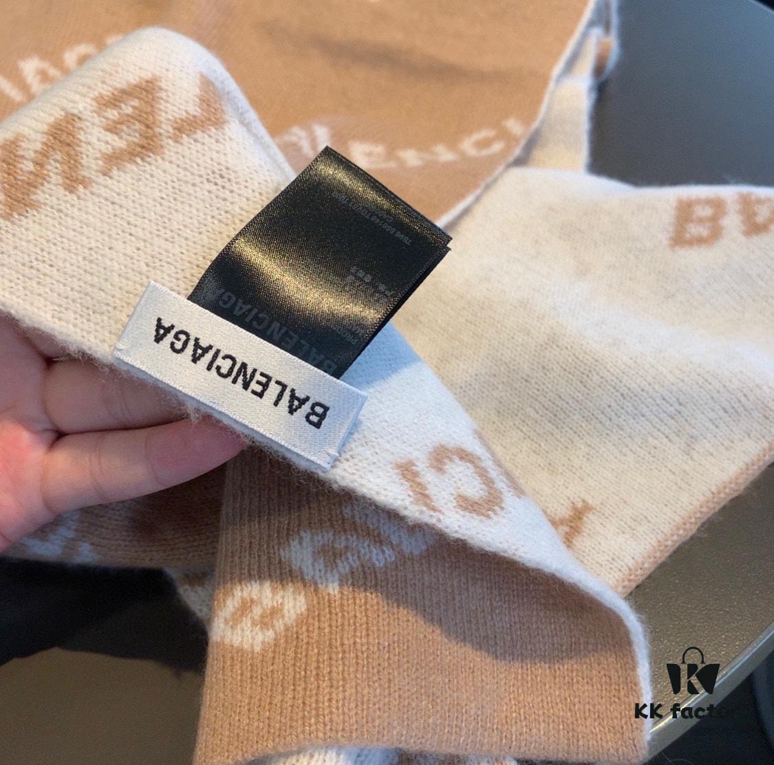 Balenciaga, synonymous with fashion and youth, perfect black and white combination, a must-have for trendsetters! 100% cashmere! Elegant logo jacquard! Soft and skin-friendly texture! New autumn/winter scarf (boutique style) 38x200 cm