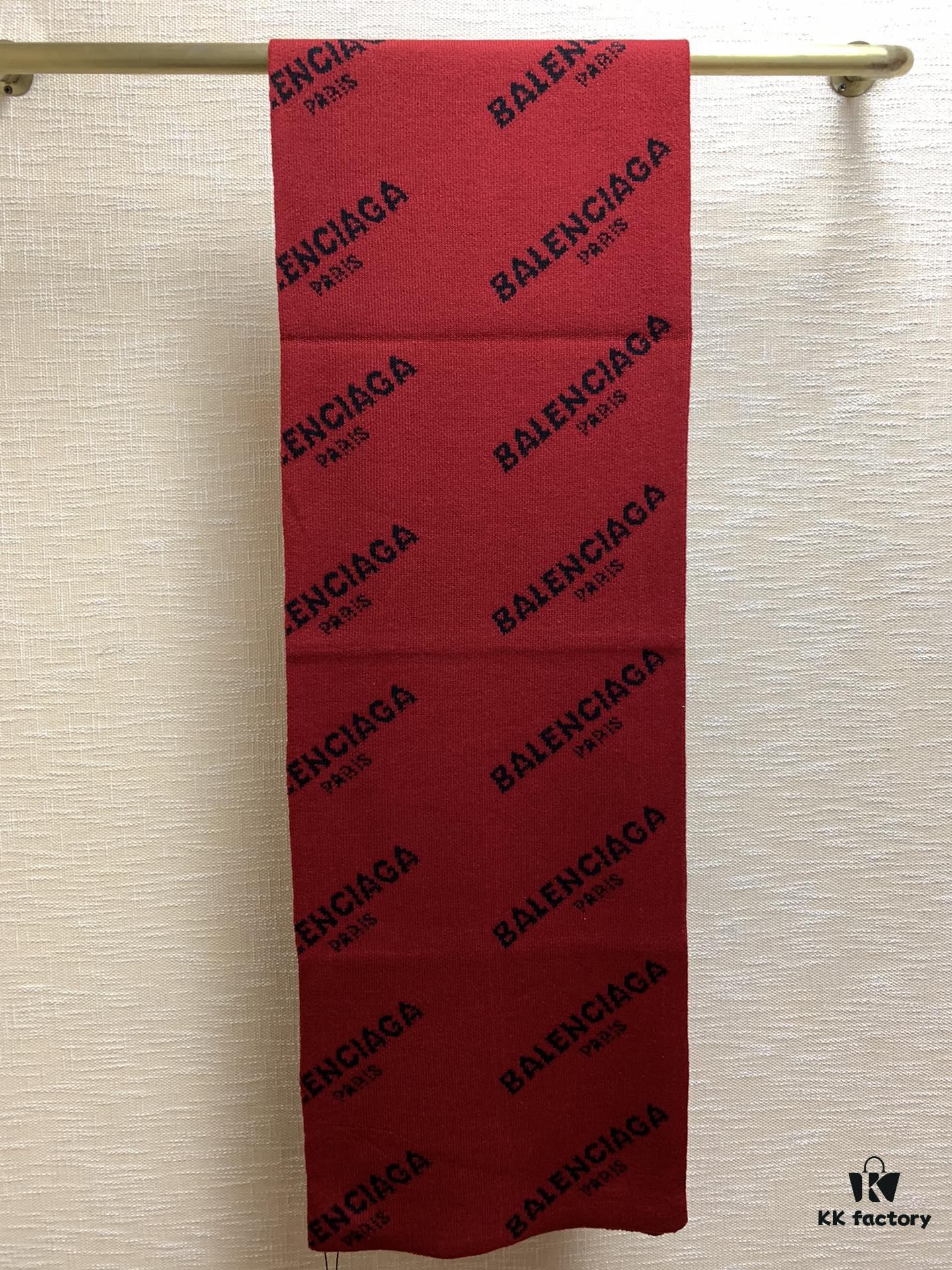 Balenciaga, synonymous with fashion and youth, perfect black and white combination, a must-have for trendsetters! 100% cashmere! Elegant logo jacquard! Soft and skin-friendly texture! New autumn/winter scarf (boutique style) 38:220 cm long scarf!