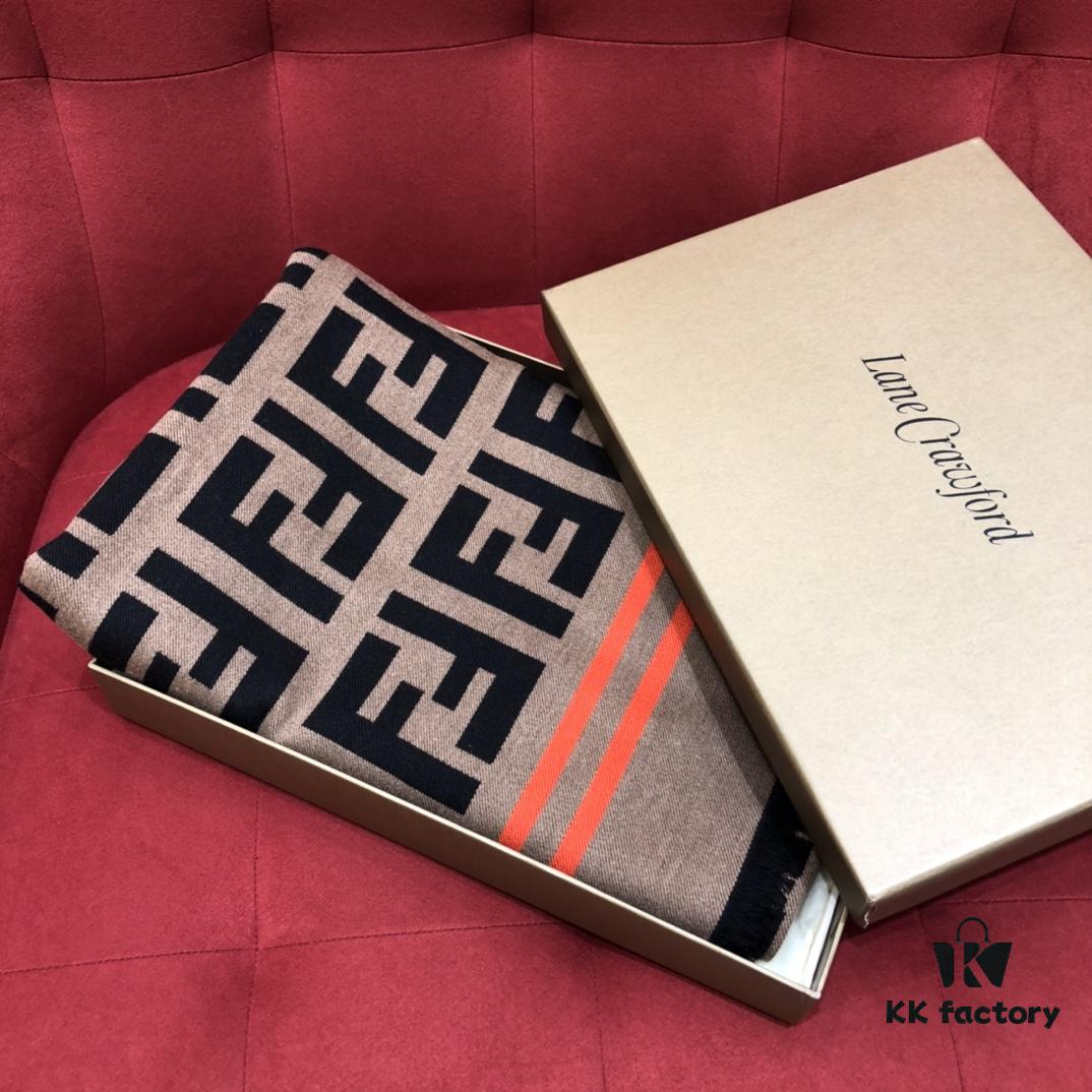 FENDI This Autumn-Winter's Most Stylish FENDI🖤 Classic FF Monogram Cape, Retro and Elegant, Double-Sided Color, Versatile and Chic, 95% Wool 5% Silk, 140cm x 140cm