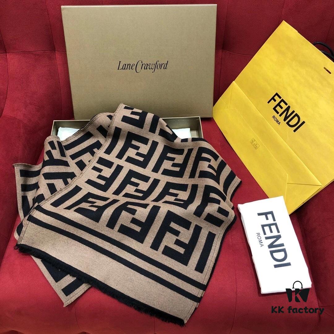 FENDI This Autumn-Winter's Most Stylish FENDI🖤 Classic FF Monogram Cape, Retro and Elegant, Double-Sided Color, Versatile and Chic, 95% Wool 5% Silk, 140cm x 140cm