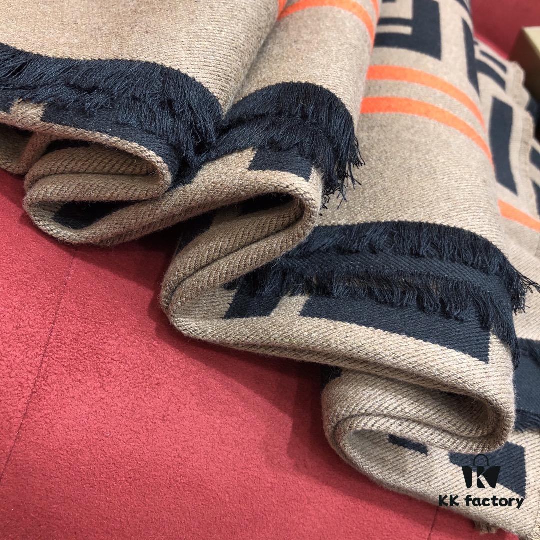 FENDI This Autumn-Winter's Most Stylish FENDI🖤 Classic FF Monogram Cape, Retro and Elegant, Double-Sided Color, Versatile and Chic, 95% Wool 5% Silk, 140cm x 140cm