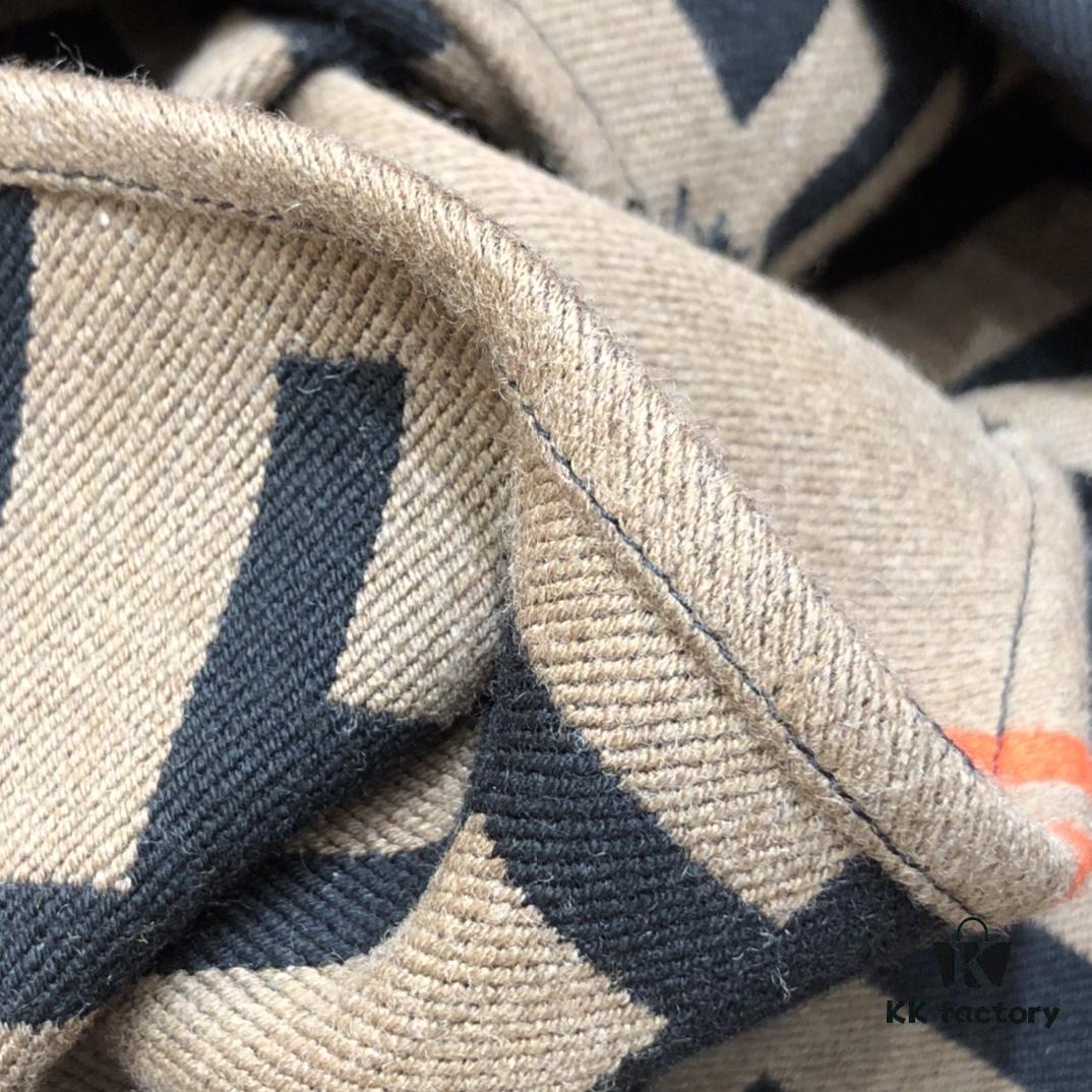 FENDI This Autumn-Winter's Most Stylish FENDI🖤 Classic FF Monogram Cape, Retro and Elegant, Double-Sided Color, Versatile and Chic, 95% Wool 5% Silk, 140cm x 140cm