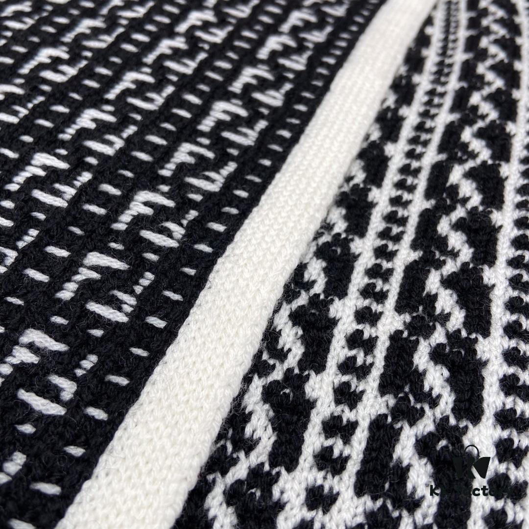 Black FENDI Woven Wool Scarf 🧣 Timeless FF Monogram Pattern, Soft and Luxurious 100% Pure Wool Fabric, 30*180cm