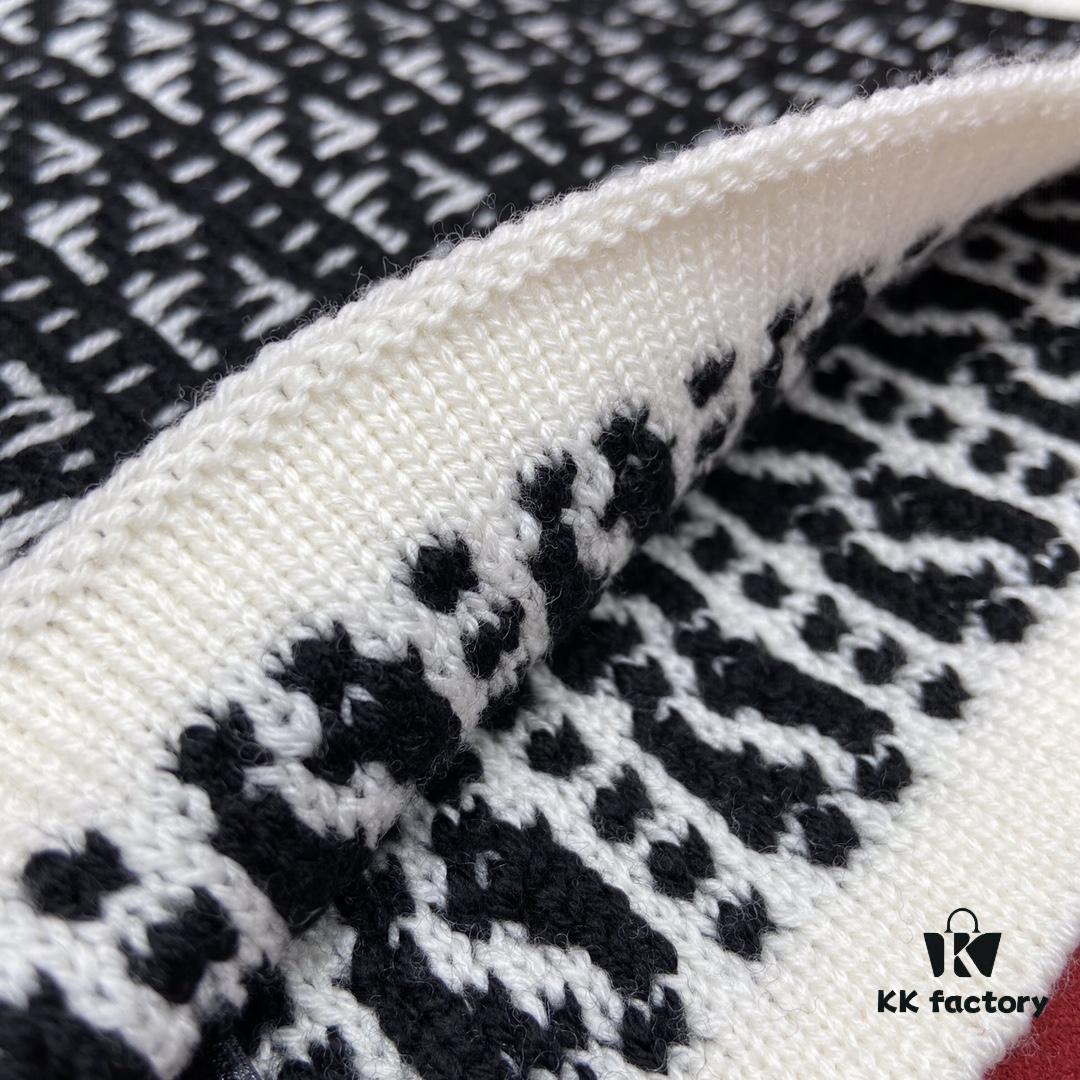 Black FENDI Woven Wool Scarf 🧣 Timeless FF Monogram Pattern, Soft and Luxurious 100% Pure Wool Fabric, 30*180cm