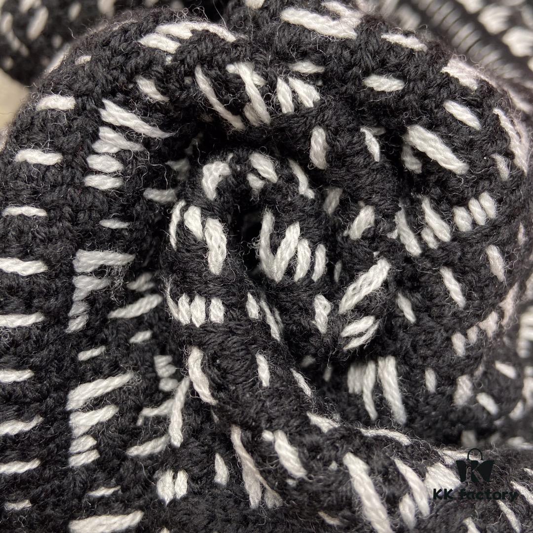 Black FENDI Woven Wool Scarf 🧣 Timeless FF Monogram Pattern, Soft and Luxurious 100% Pure Wool Fabric, 30*180cm