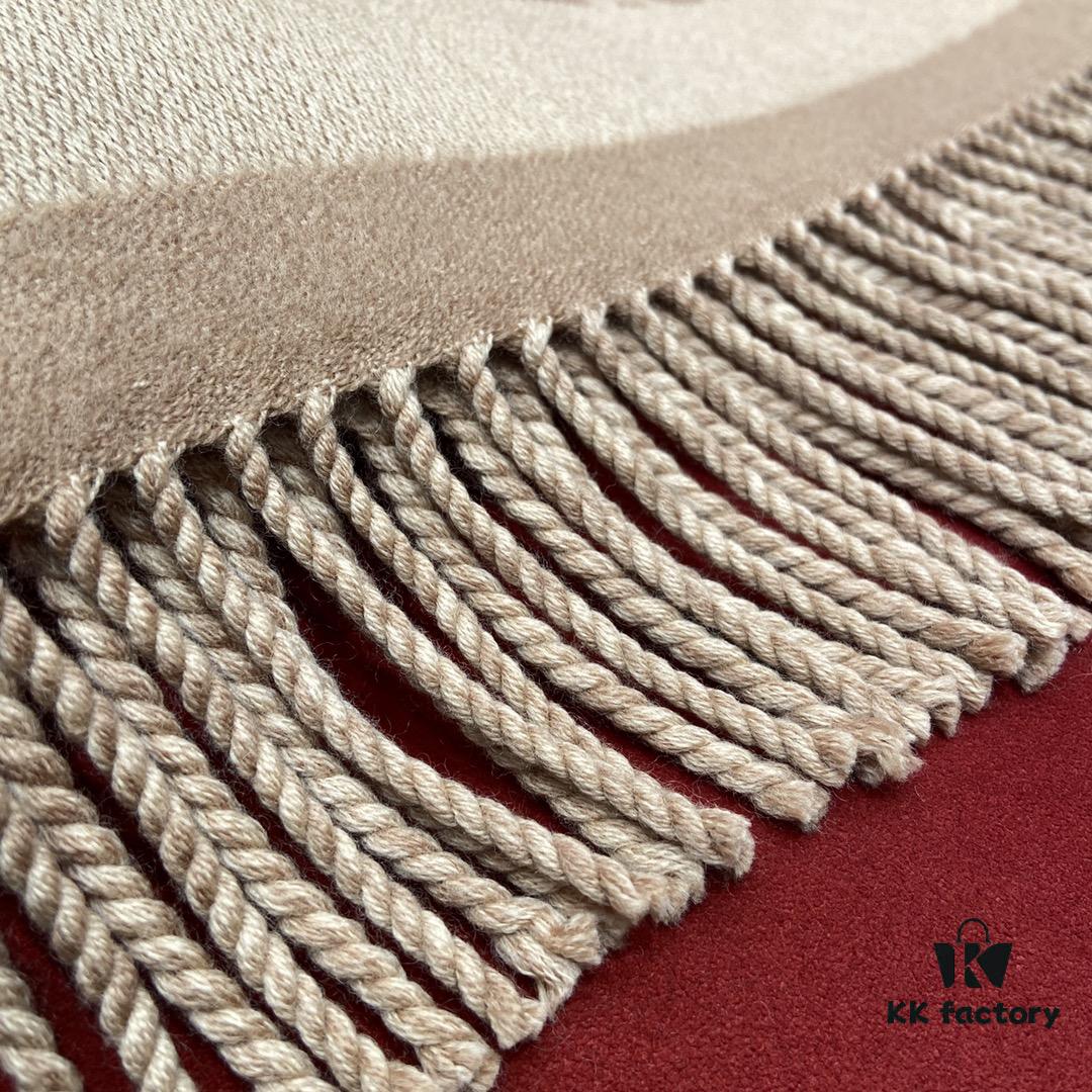 FENDI Autumn-Winter New Arrival Scarf – Soft, Elegant Colors That Exude Charm; Perfect for Daily Wear as a Neck Warmer or Shawl! Reversible Design, Non-Irritating, Thick and Fine Texture with 51% Wool and 49% Cashmere, 38*215cm