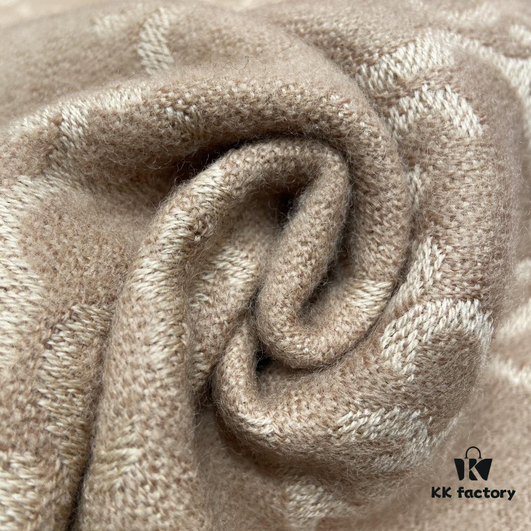 FENDI Autumn-Winter New Arrival Scarf – Soft, Elegant Colors That Exude Charm; Perfect for Daily Wear as a Neck Warmer or Shawl! Reversible Design, Non-Irritating, Thick and Fine Texture with 51% Wool and 49% Cashmere, 38*215cm