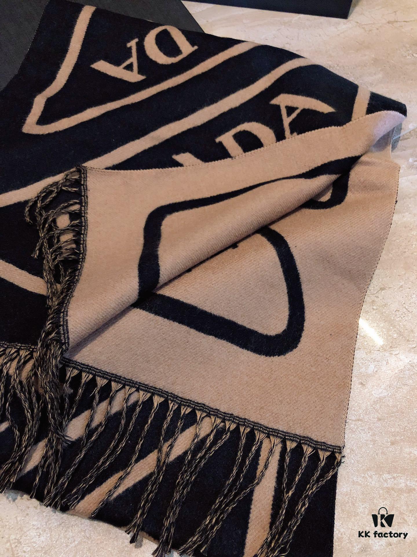 Prada Latest Couple Scarf Double-Sided Jacquard Scarf, Large and Minimalist, The Ultimate Choice for Successful Men, Classic Pattern with Logo Design, Fashionable Colors Exuding a Sophisticated Atmosphere, Fully Meeting Your Demands for Style and Quality