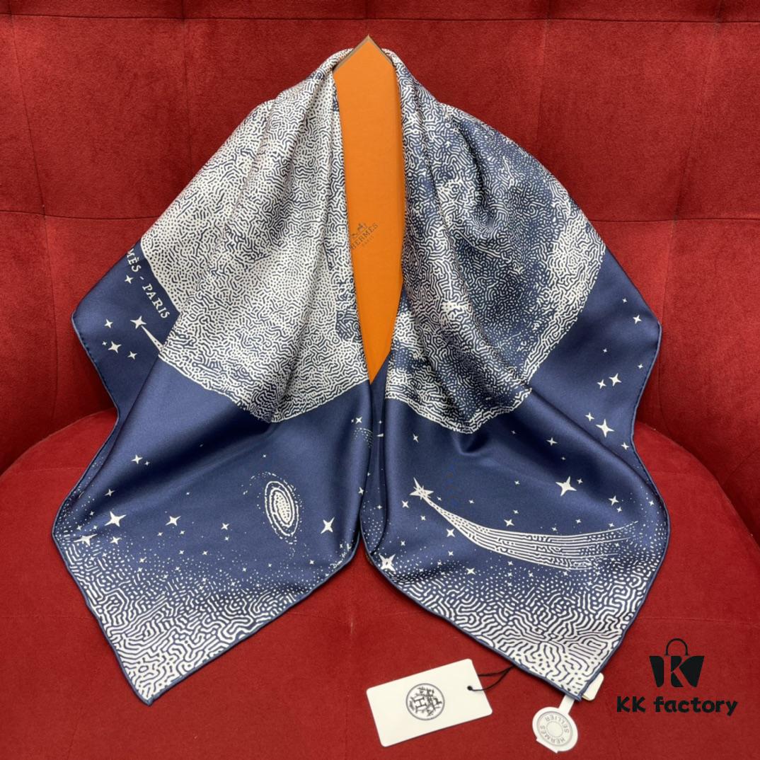 HERMES Double-Sided White Moonlight Square Scarf, Elegant Color Scheme – Reversible Design, 100% Mulberry Silk, 90*90CM