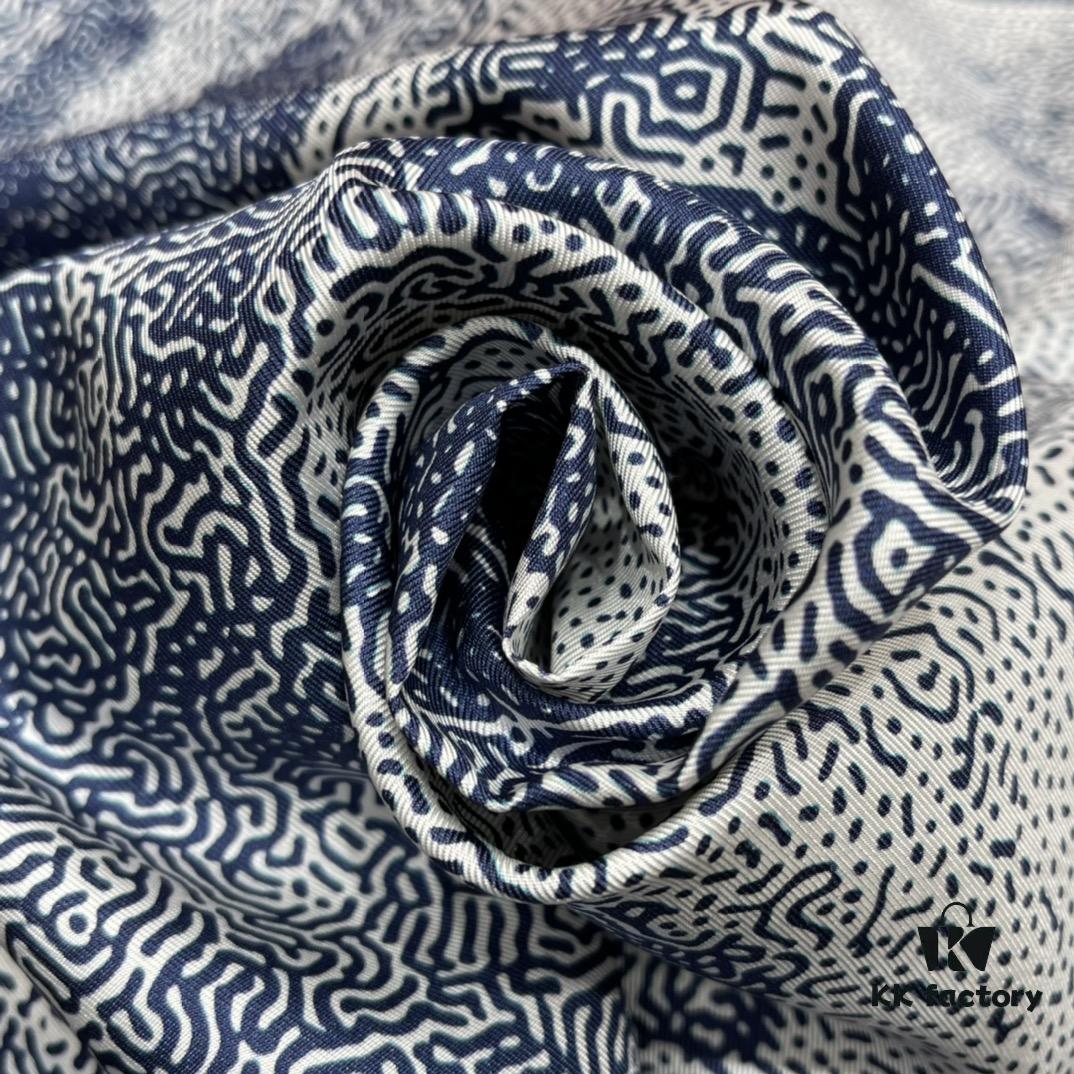 HERMES Double-Sided White Moonlight Square Scarf, Elegant Color Scheme – Reversible Design, 100% Mulberry Silk, 90*90CM