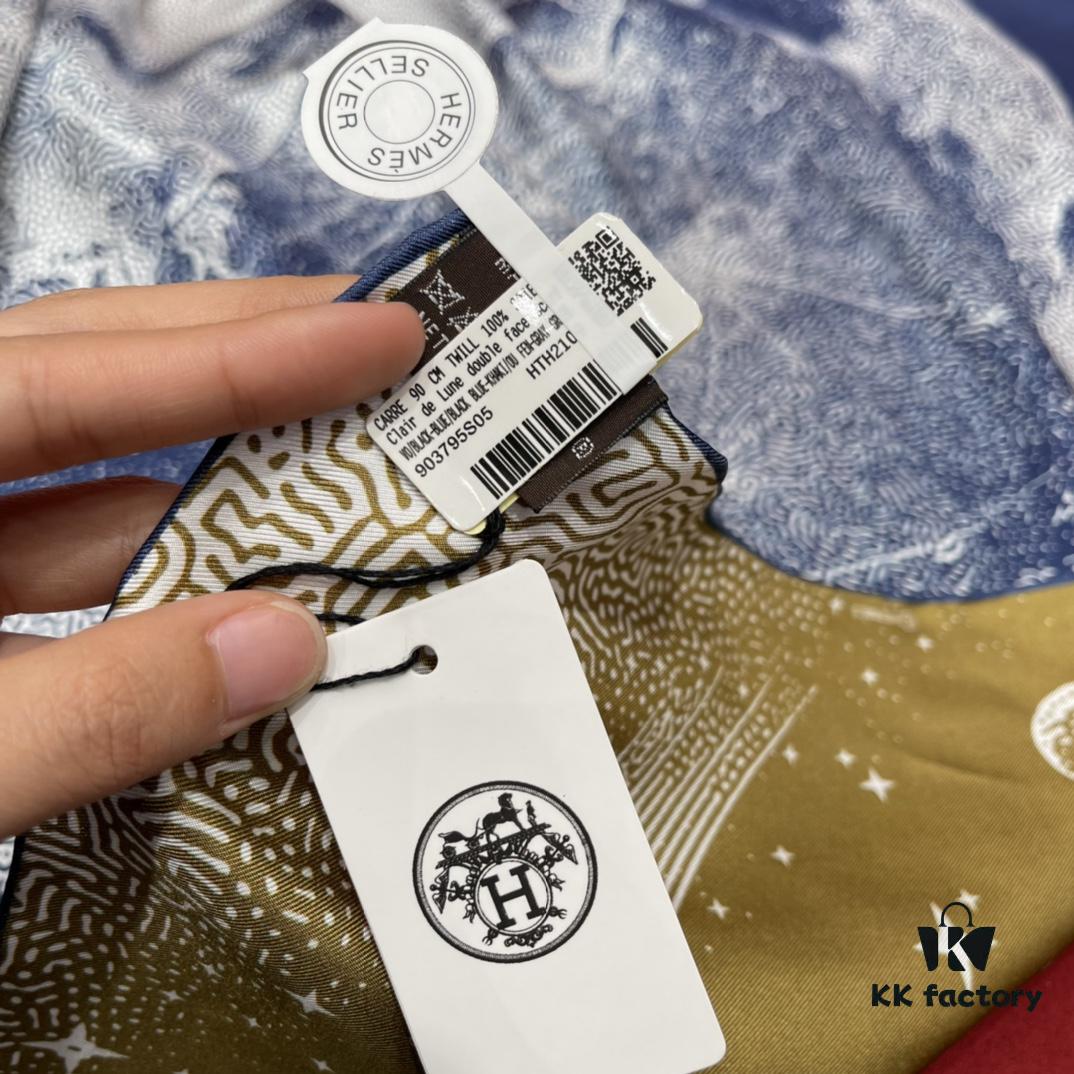 HERMES Double-Sided White Moonlight Square Scarf, Elegant Color Scheme – Reversible Design, 100% Mulberry Silk, 90*90CM