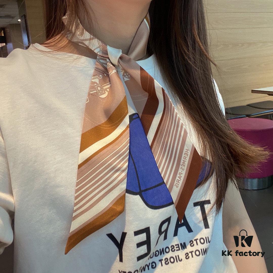 Hermès Twilly, Popular 'Book Stamp' Design, 18 Momme Heavyweight Silk Twill, Delicately Rolled Edges, 5×85 cm