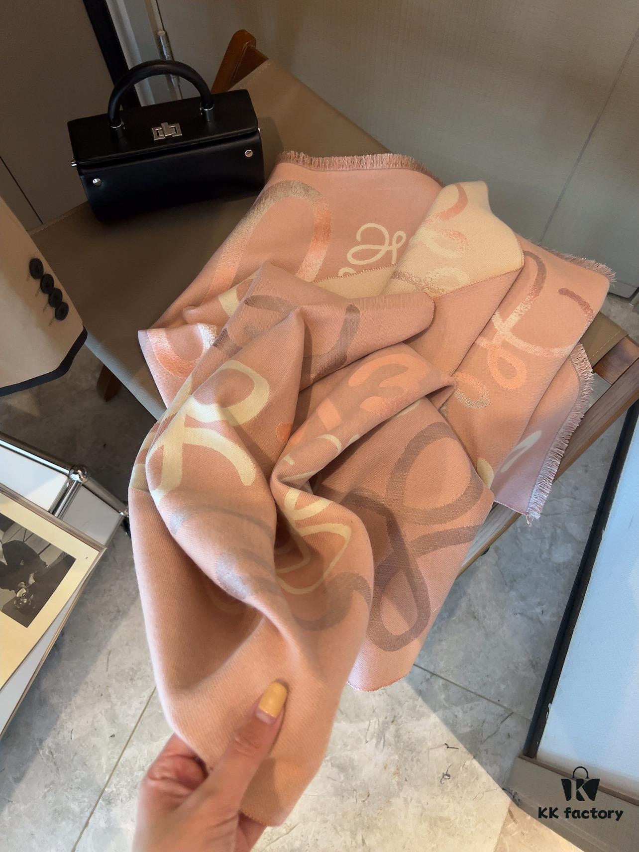 Loewe · Delicate and Soft Color Palette, Exquisitely Alluring! Understated Elegance with a Touch of Quiet Sophistication