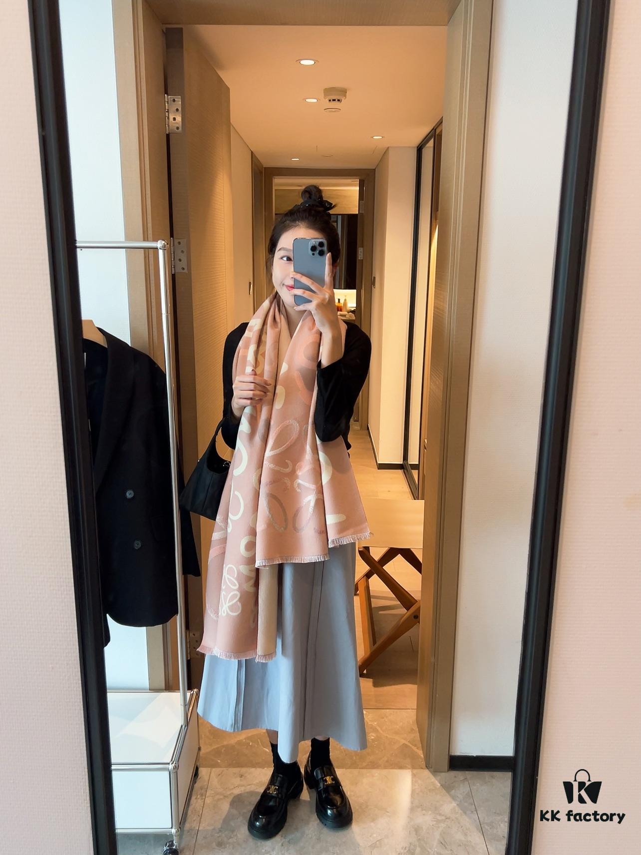 Loewe · Delicate and Soft Color Palette, Exquisitely Alluring! Understated Elegance with a Touch of Quiet Sophistication