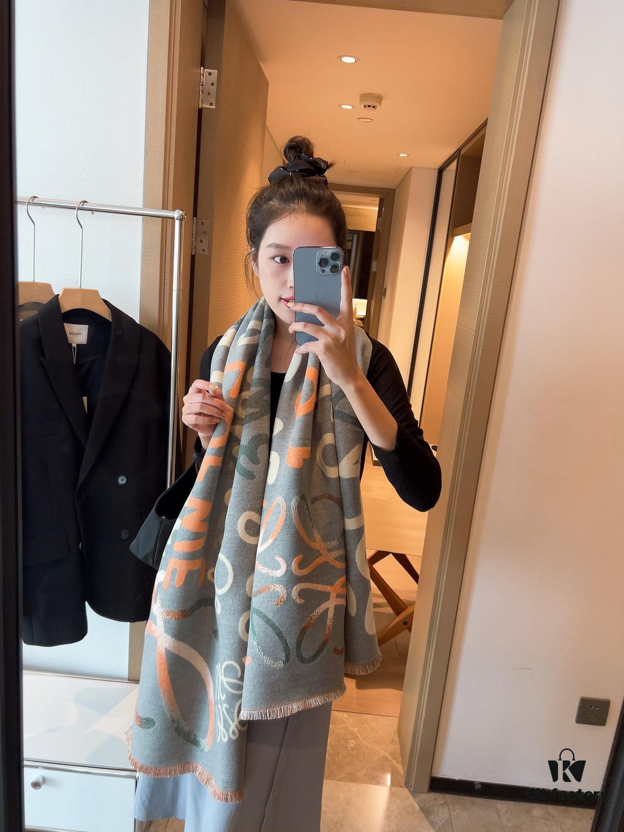 Loewe · Delicate and Soft Color Palette, Exquisitely Alluring! Understated Elegance with a Touch of Quiet Sophistication