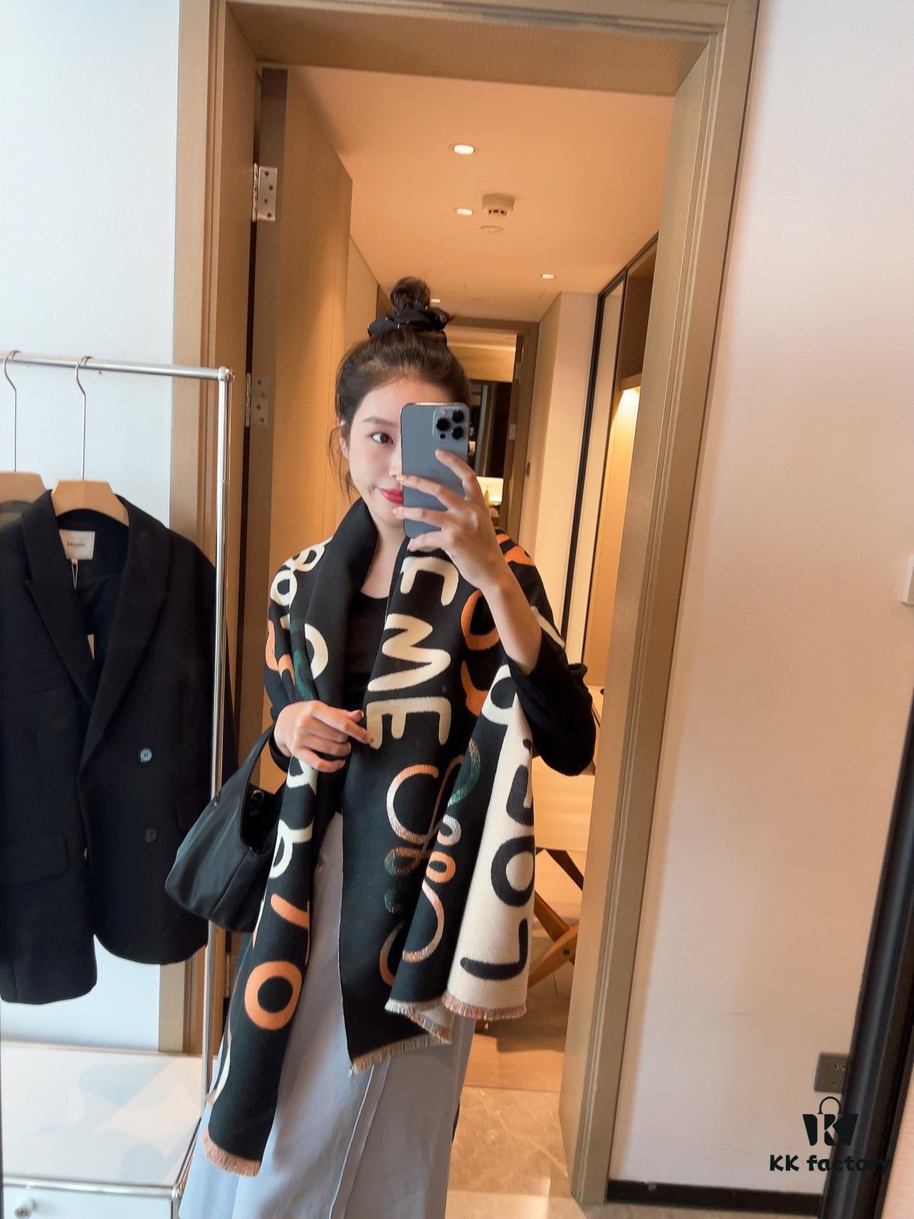 Loewe · Delicate and Soft Color Palette, Exquisitely Alluring! Understated Elegance with a Touch of Quiet Sophistication