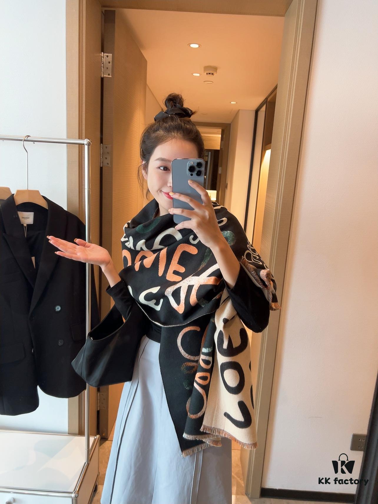 Loewe · Delicate and Soft Color Palette, Exquisitely Alluring! Understated Elegance with a Touch of Quiet Sophistication