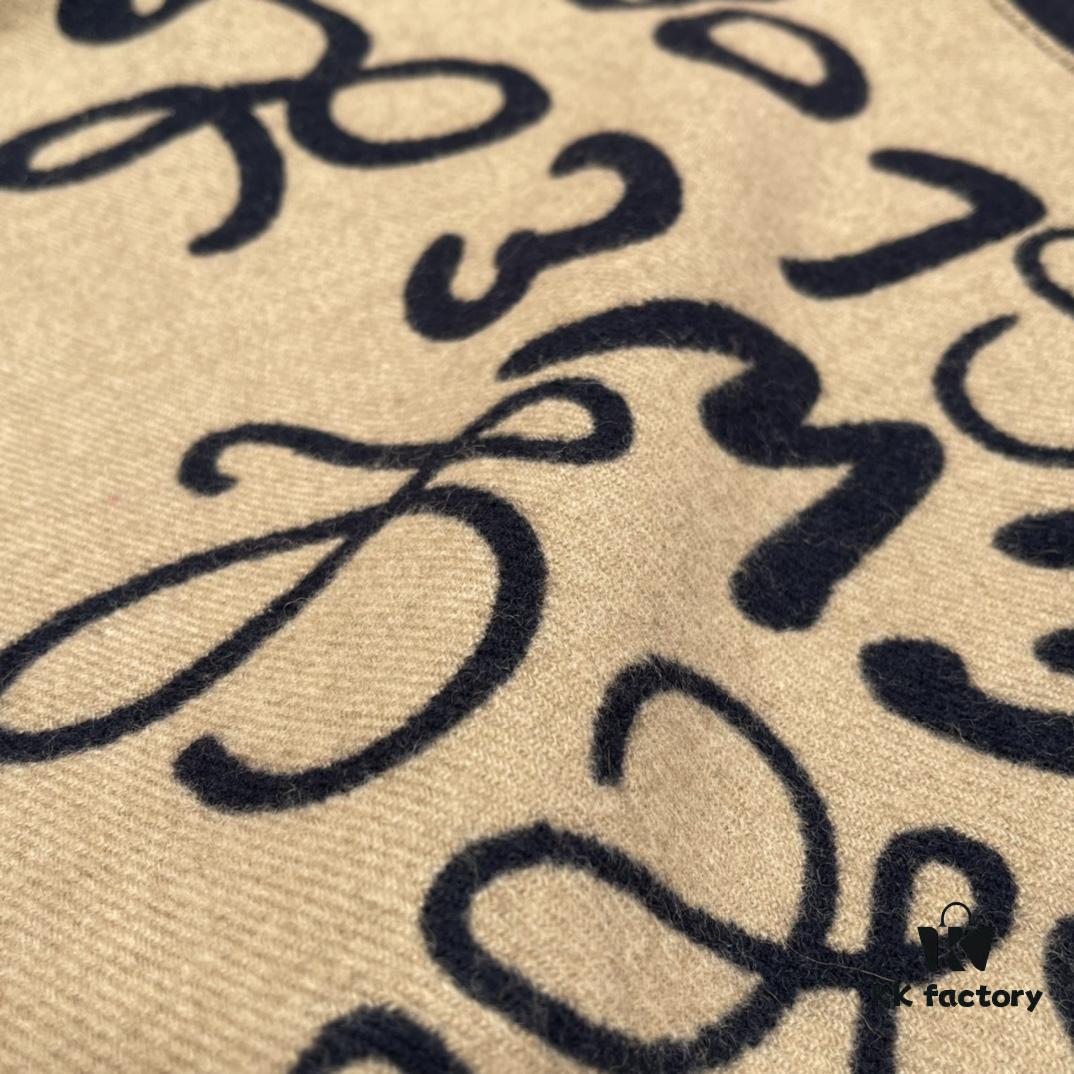 LOEWE 2022 Fall/Winter Graffiti Scarf – A Playful and Youthful Winter Must-Have