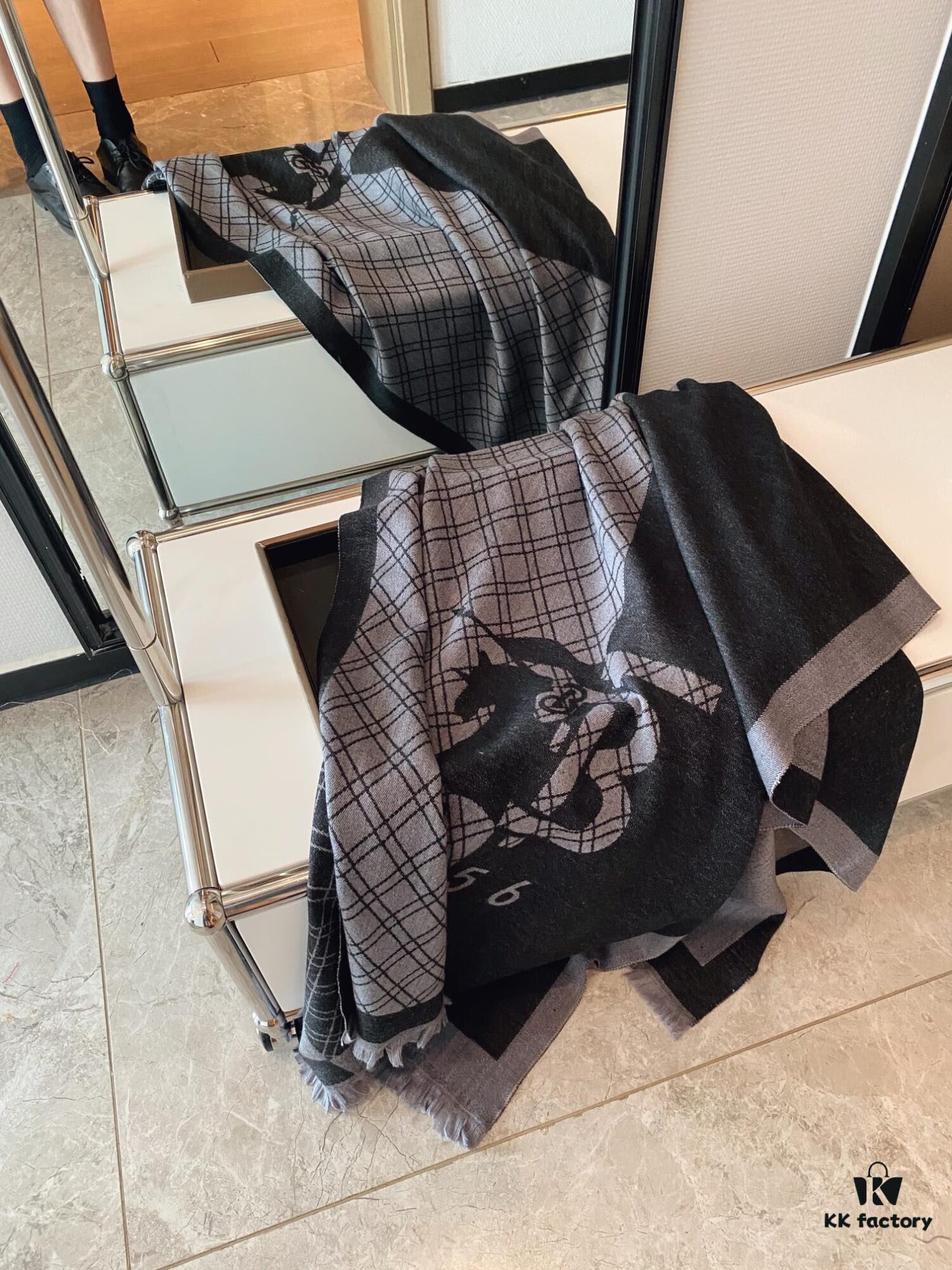 Burberry Women's Scarf, Elegant and Classic Design with Soft Lambswool Fabric, 70*180cm