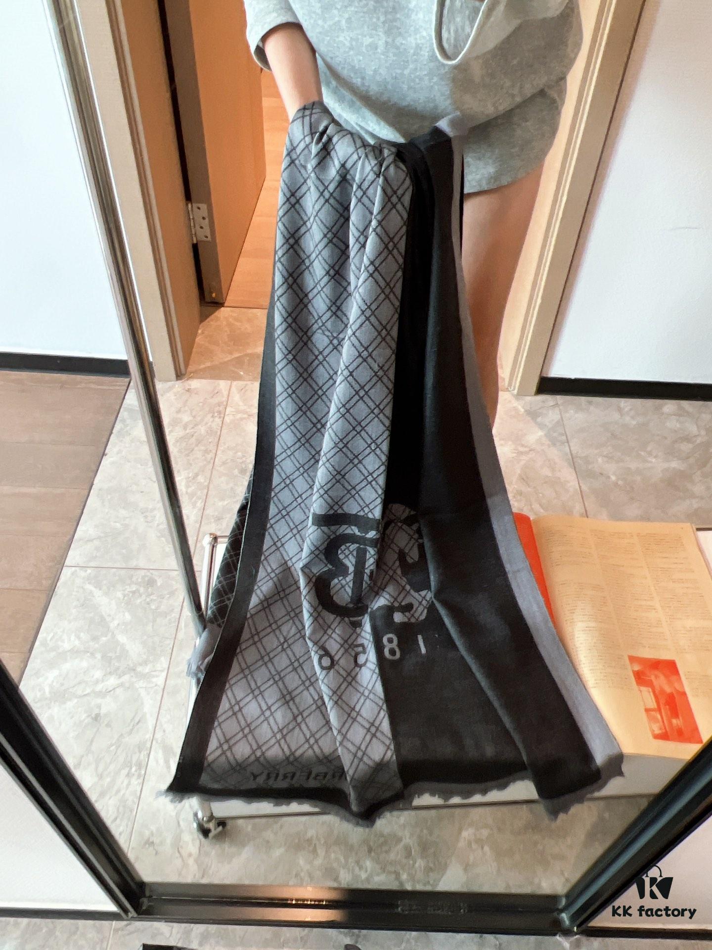 Burberry Women's Scarf, Elegant and Classic Design with Soft Lambswool Fabric, 70*180cm