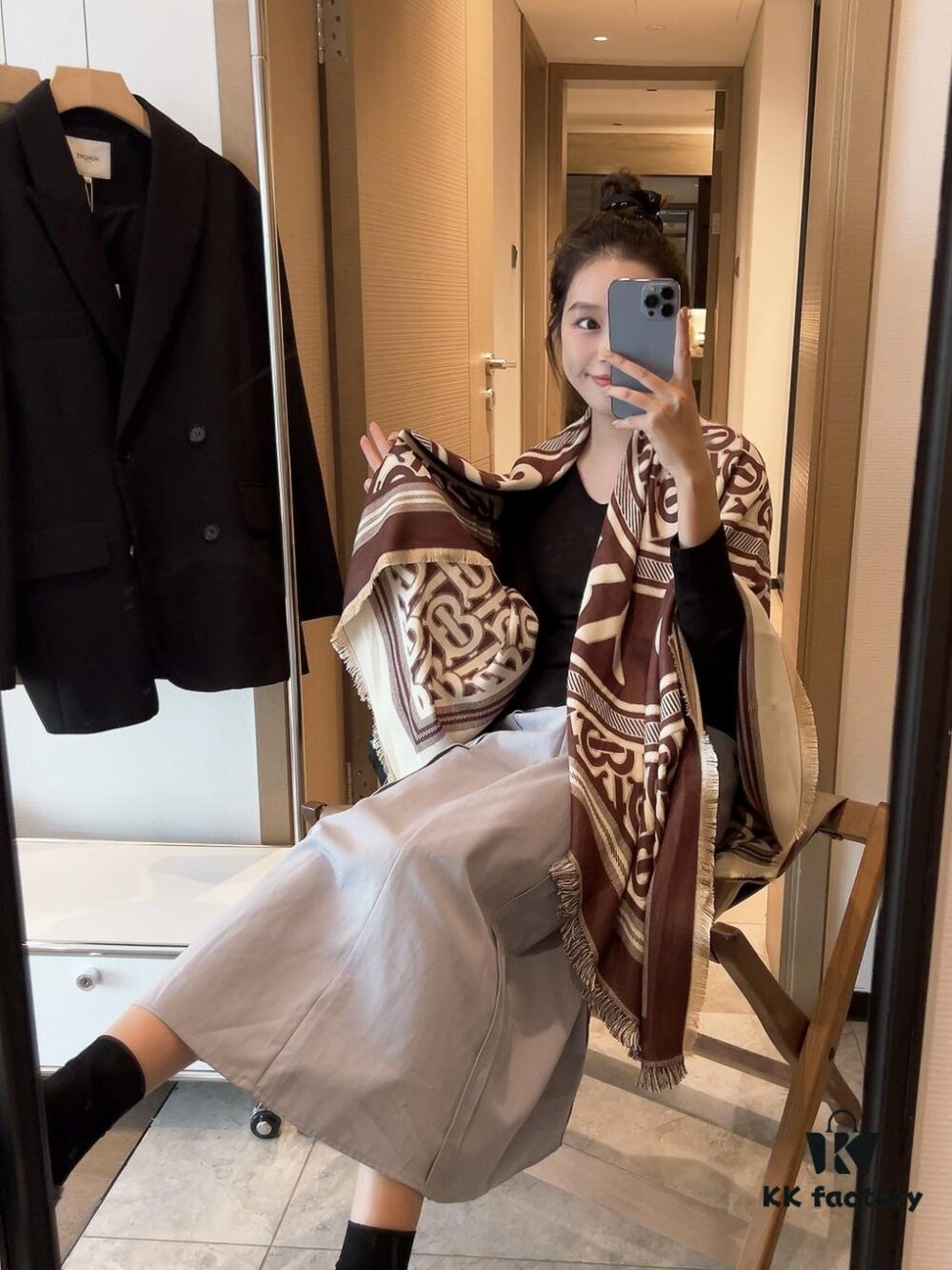 Burberry Original High-End Square Scarf – 300-Thread-Count Baby Cashmere, Luxurious and Elegant Design