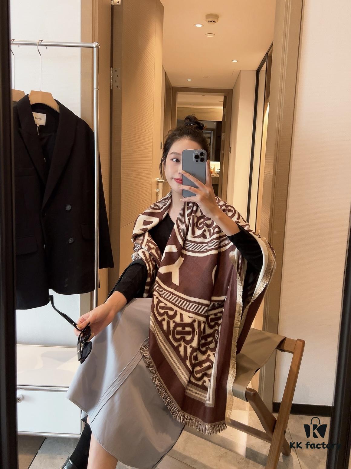 Burberry Original High-End Square Scarf – 300-Thread-Count Baby Cashmere, Luxurious and Elegant Design