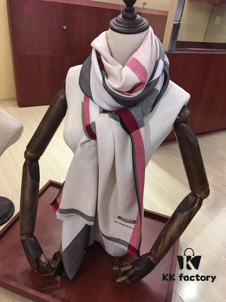 Sand Ivory White】✨ Genuine Premium Stock! Latest Export to Dubai! Burberry Classic Check Cashmere with Diamond Weave – True Royalty in Craftsmanship!