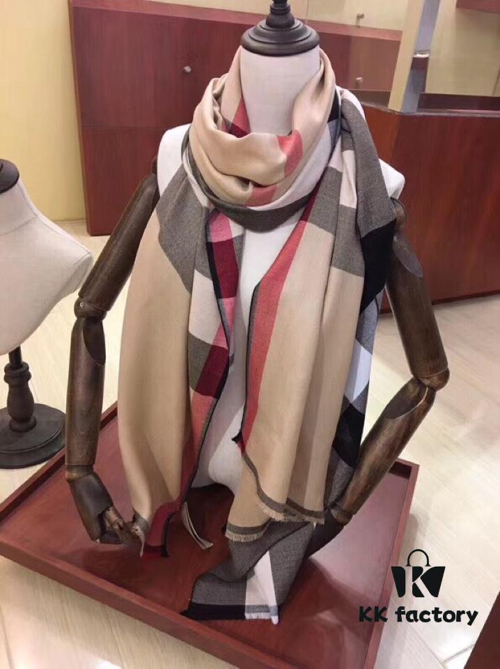 Khaki Color Genuine Premium Cashmere! Latest Export to Dubai! Burberry Classic Check Diamond Weave Season!