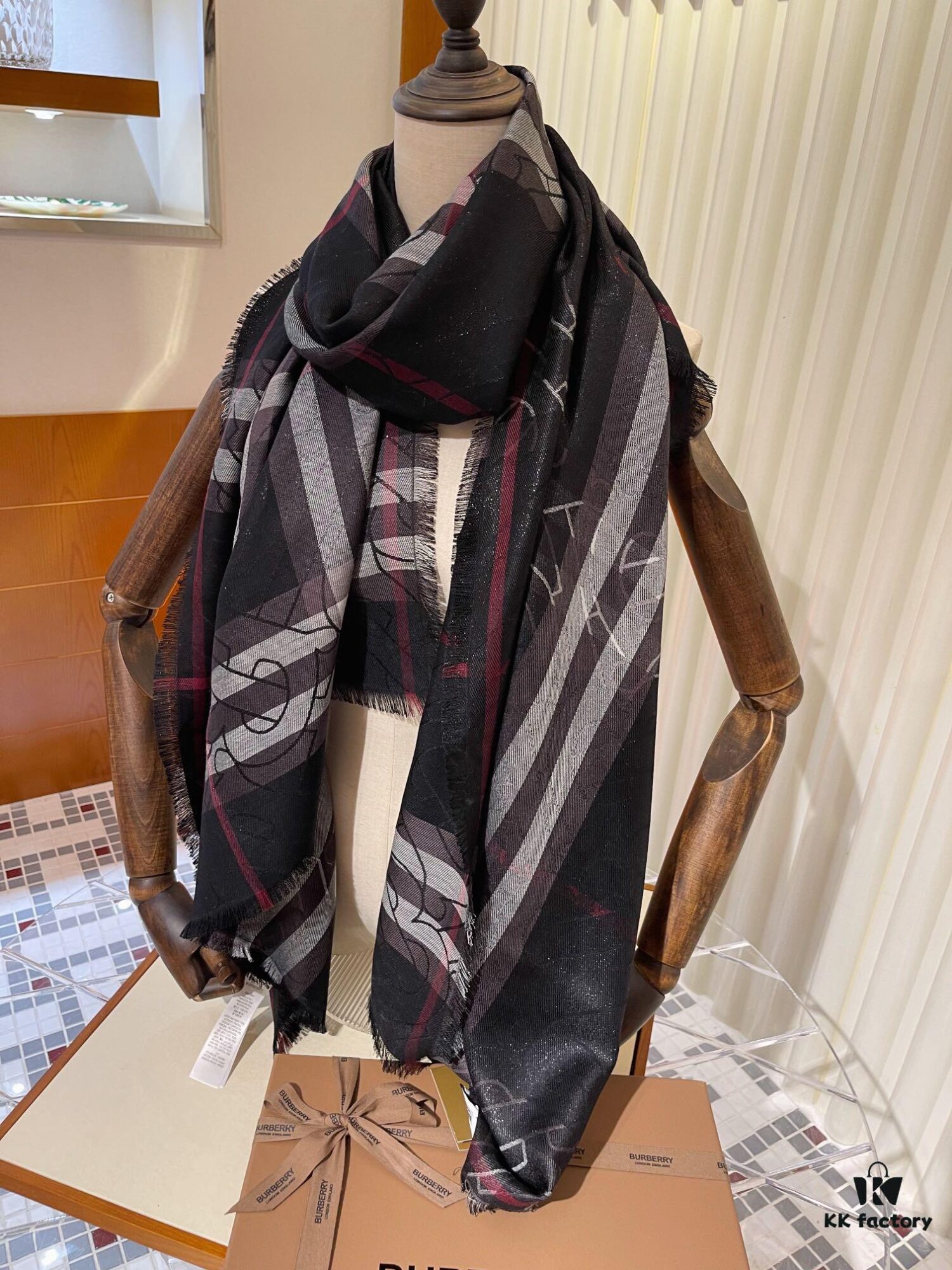 Burberry New Metallic Signature Check Scarf – Versatile, Elegant, and Luxuriously Textured