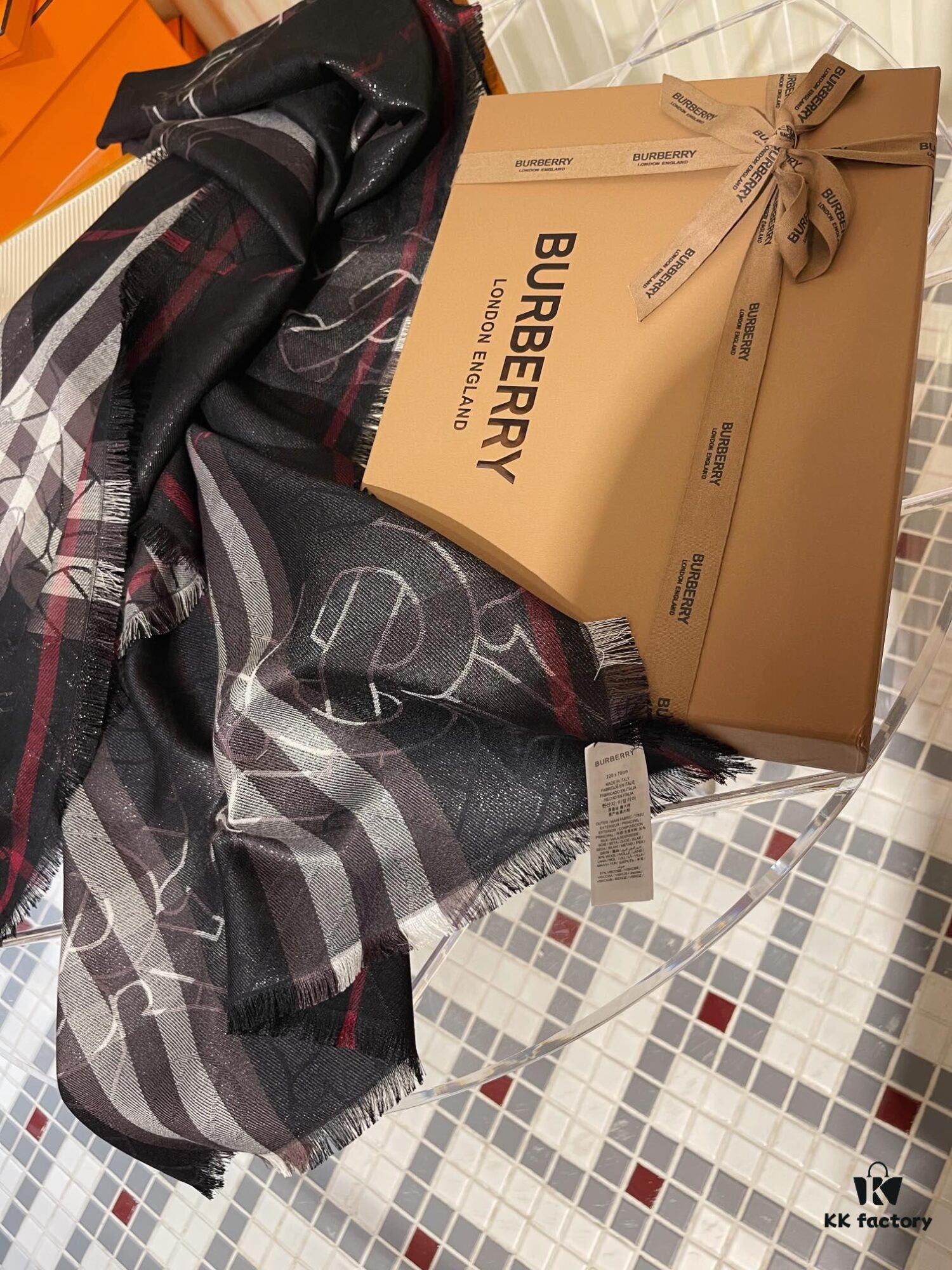 Burberry New Metallic Signature Check Scarf – Versatile, Elegant, and Luxuriously Textured