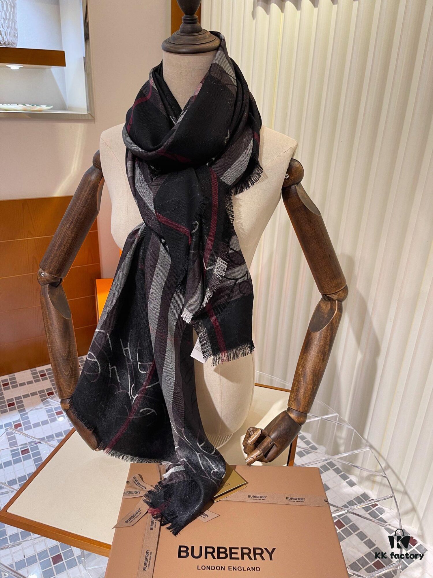 Burberry New Metallic Signature Check Scarf – Versatile, Elegant, and Luxuriously Textured