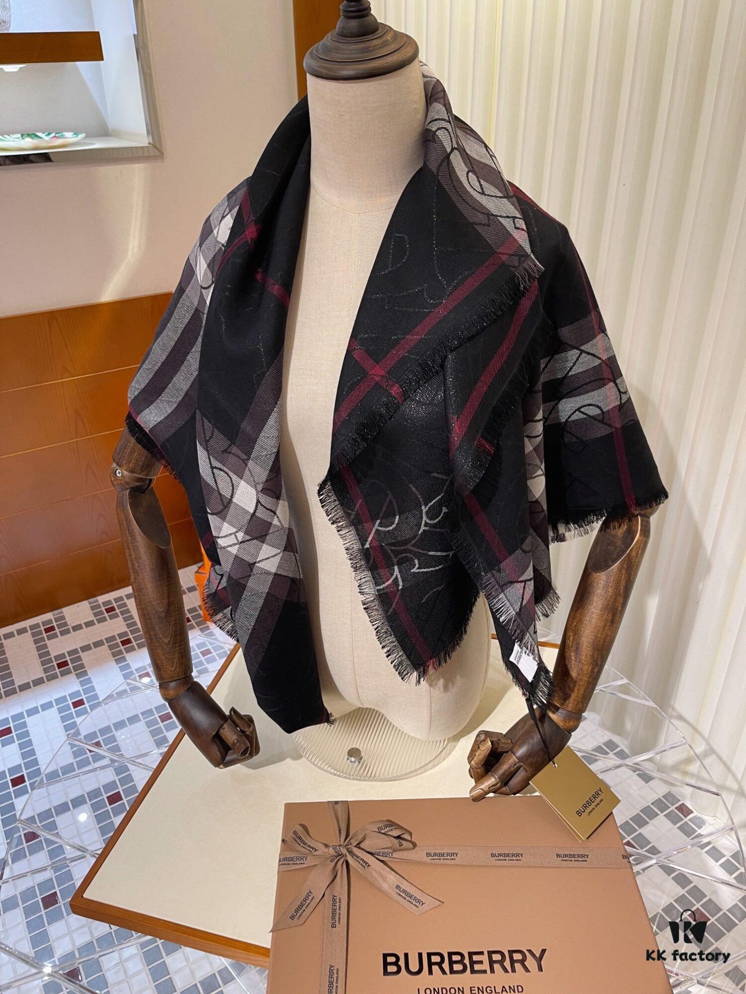 Burberry New Metallic Signature Check Scarf – Versatile, Elegant, and Luxuriously Textured